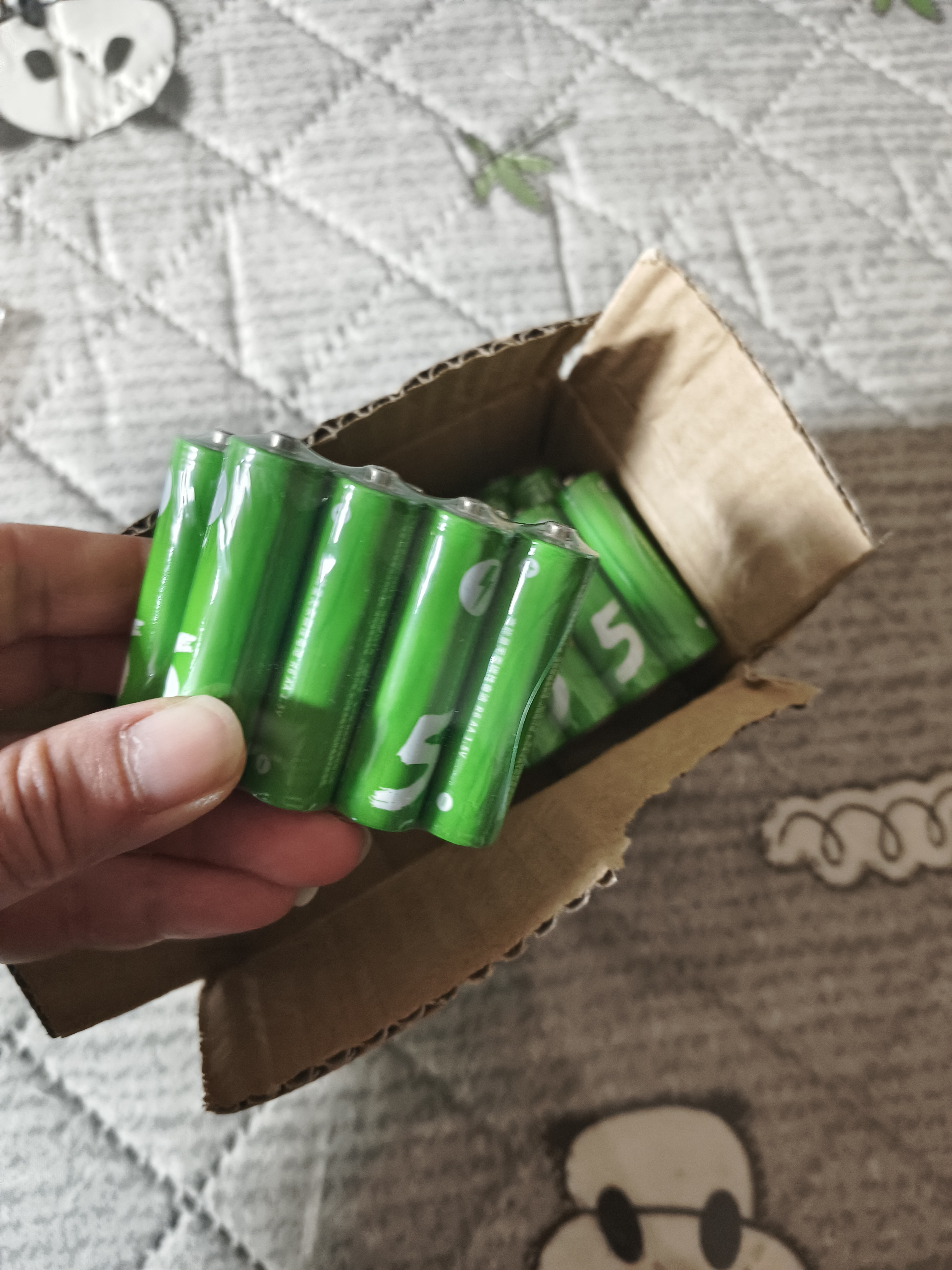 【小米同款色彩】高能彩虹碳性电池5号电池钟表玩具计算器电池7号电池空调遥控器鼠标/颜色随机 彩虹碳性5号-【24粒装】 实拍图