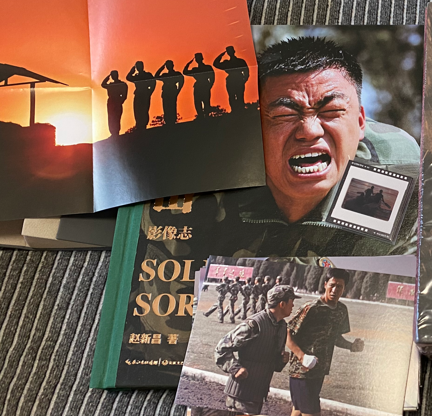 士兵突击影像志 赠周边（海报+明信片+胶片）时隔18年电视剧《士兵突击》从未问世的大量珍贵台前幕后剧照解开尘 王宝强张国强段奕宏邢佳栋倾情推荐 士兵突击影相集 实拍图