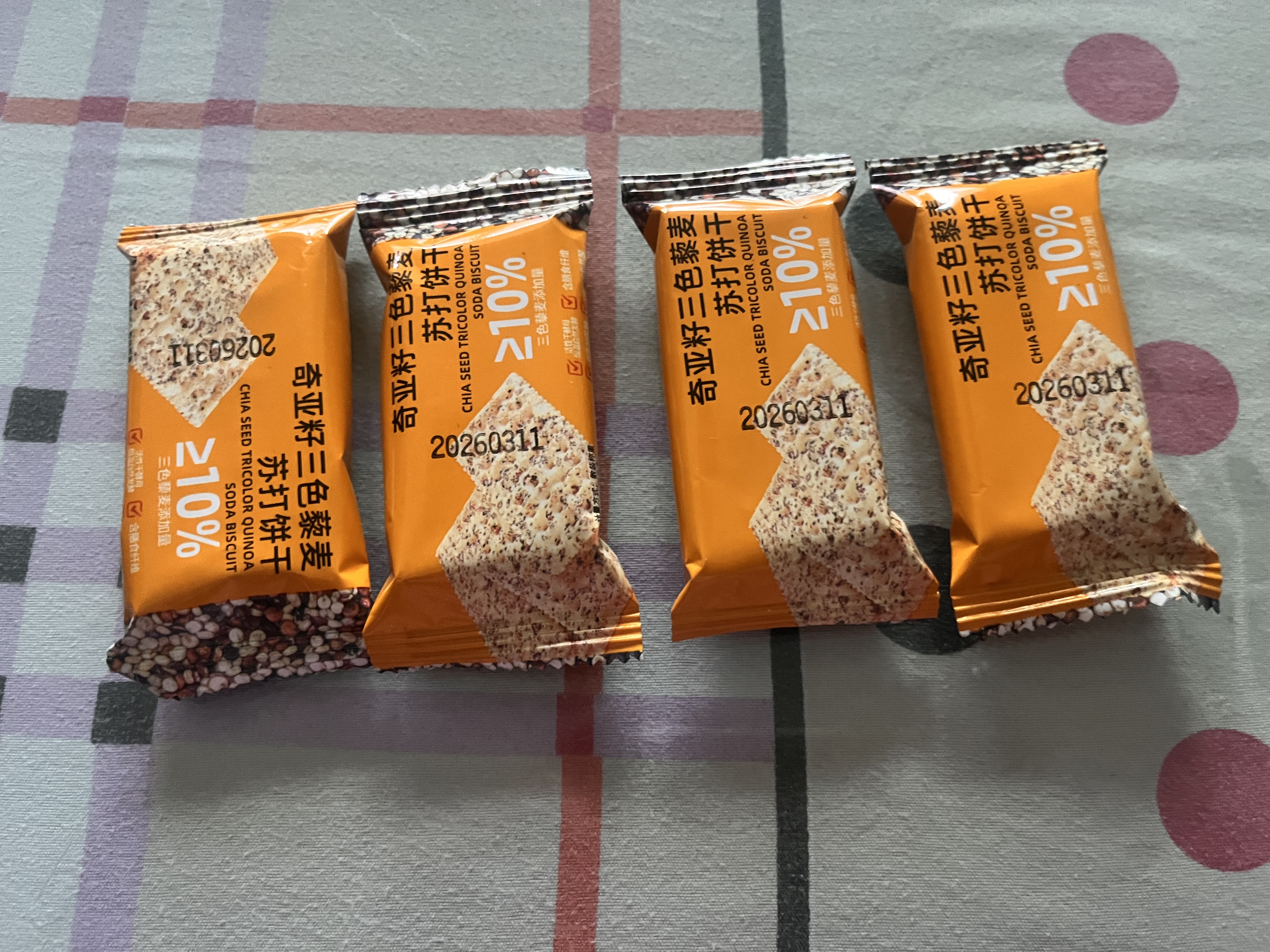 奇亚籽三色藜麦苏打饼干无蔗糖膳食纤维代餐饼干整箱 奇亚籽三色藜麦苏打饼干 【促销款】4包 实拍图