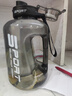 WINTERPALACE大容量塑料水杯男士运动健身水壶户外墩墩桶便携顿顿杯子大肚水瓶 吨吨黑1700ml 实拍图
