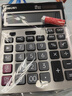 得力（deli）双电源宽屏大号金属面板办公桌面计算器 金融财务计算机 办公文具用品 银灰色1654 实拍图