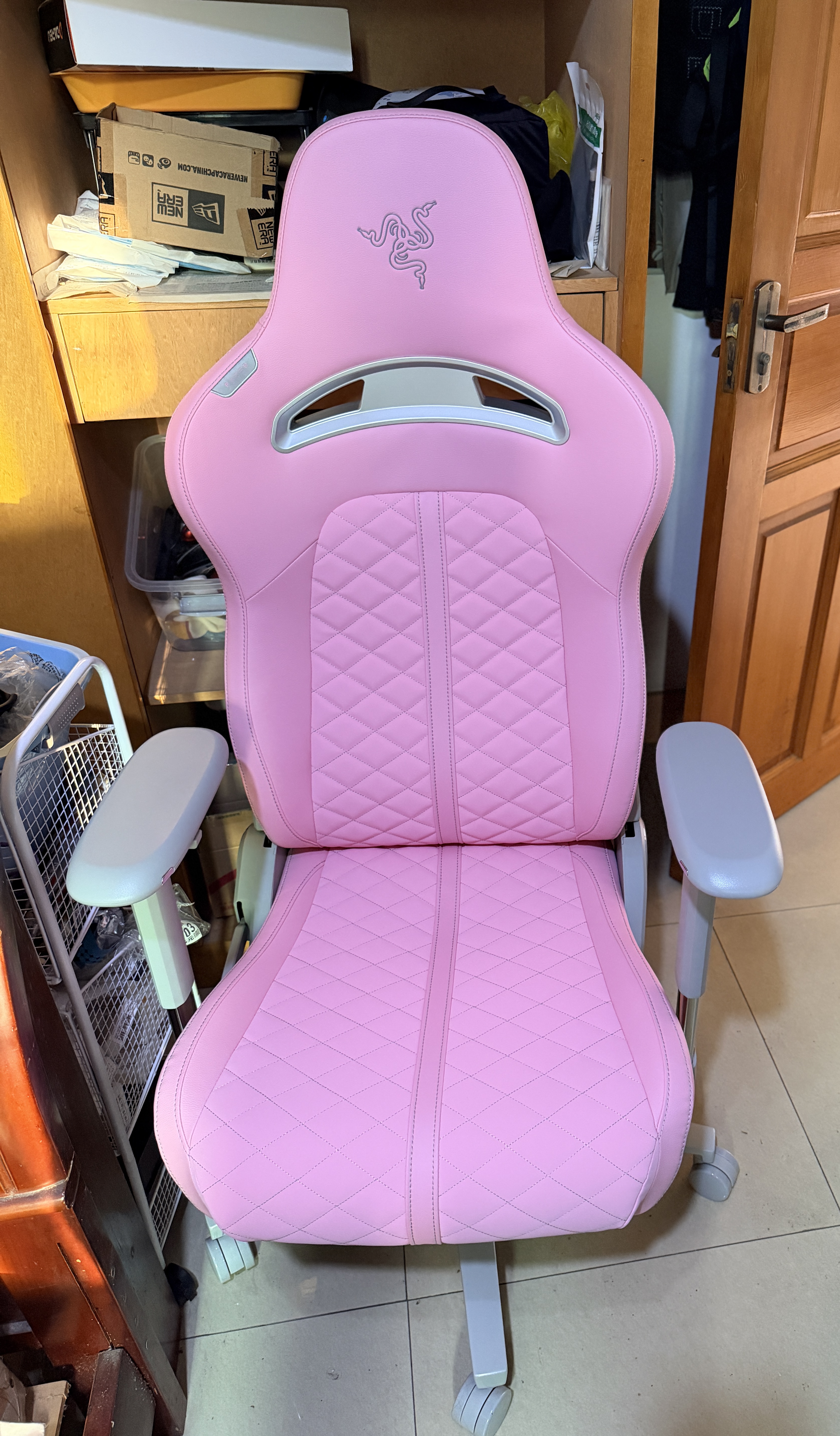 雷蛇（Razer）水神电竞椅 电脑游戏舒适人体工学椅子 记忆棉头枕 4D扶手 粉色 实拍图
