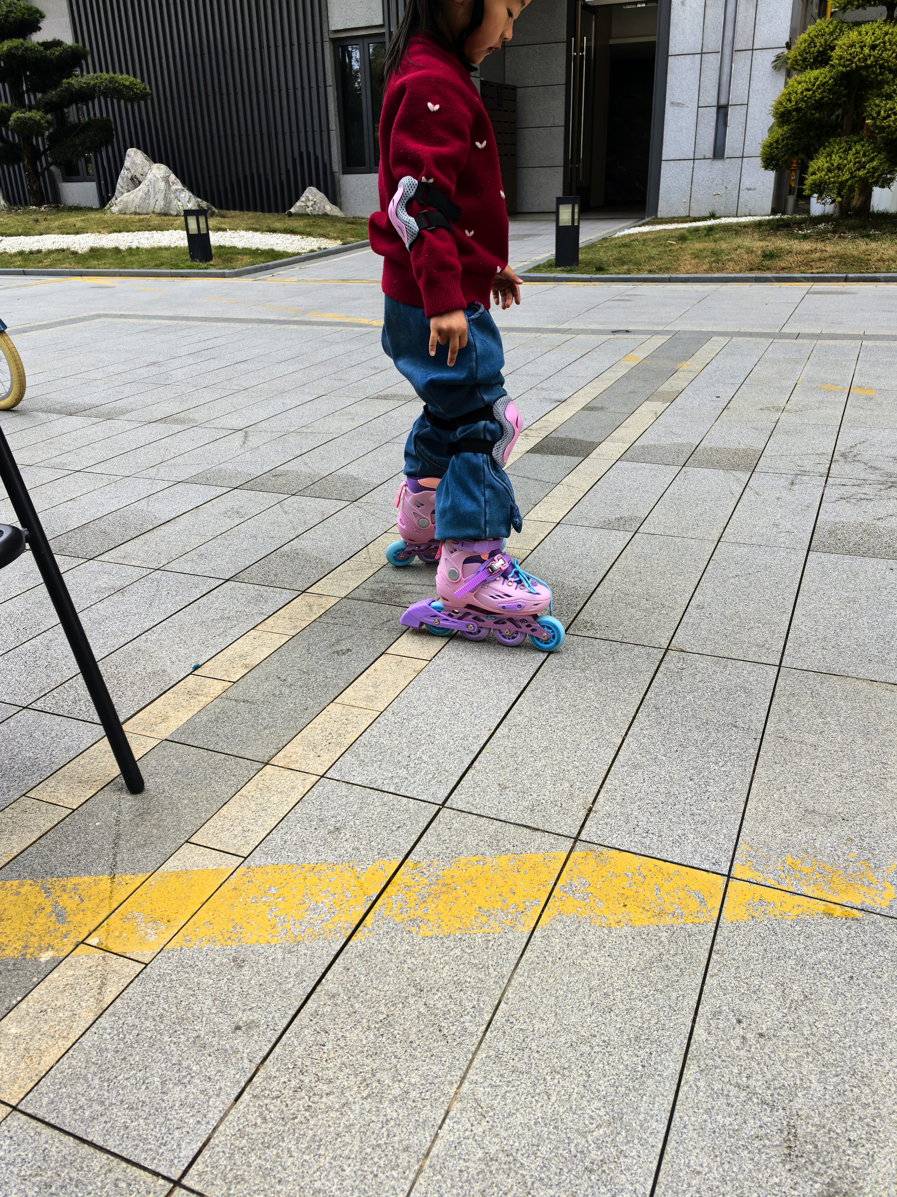 斯威（SWAY）溜冰鞋儿童男女童中小学专业轮滑鞋平花休闲滑冰旱冰鞋成人直排轮 清新粉+头盔护具+一体支架 M (适合6-12岁)日常鞋码32-36 实拍图