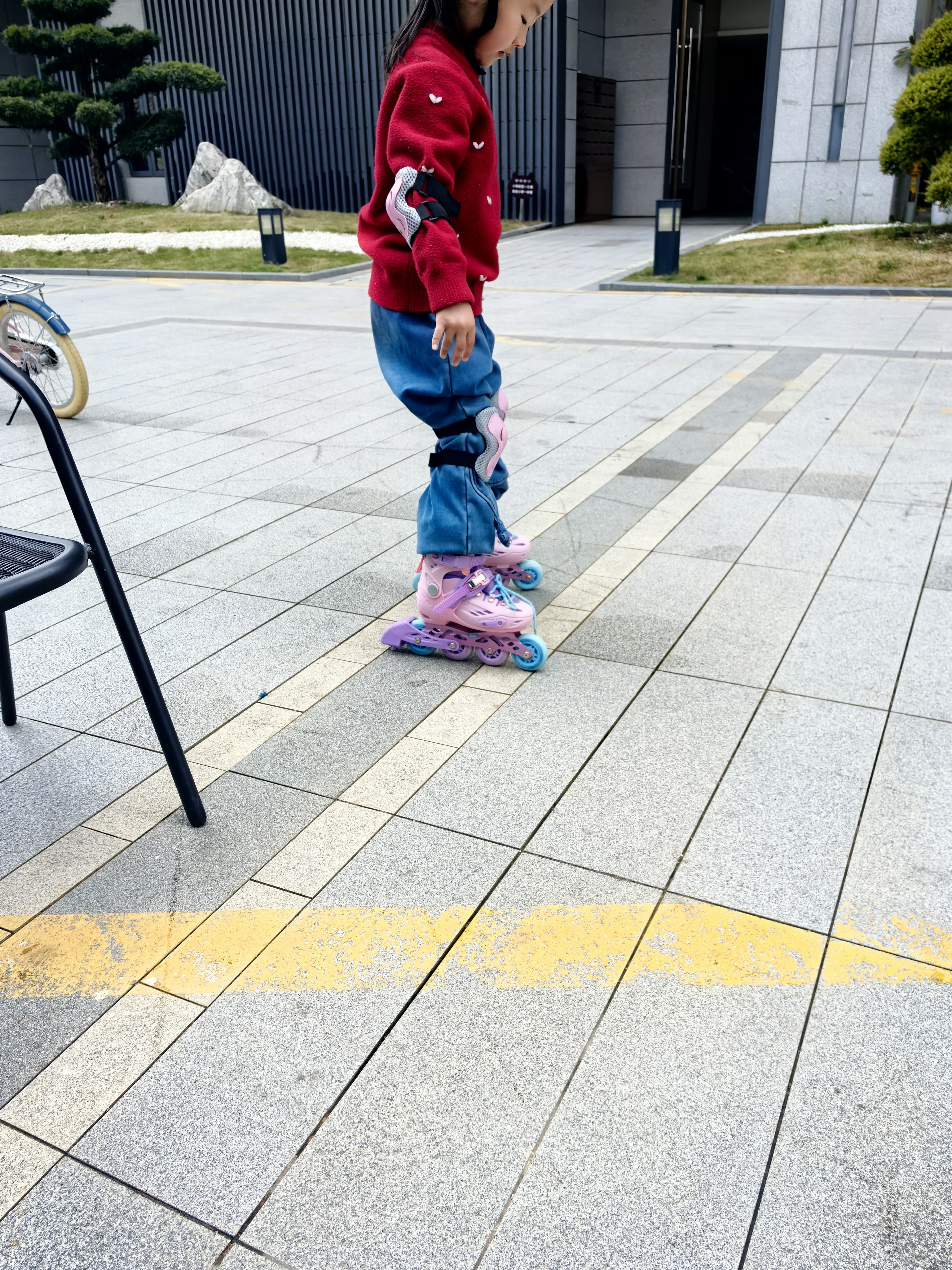 斯威（SWAY）溜冰鞋儿童男女童中小学专业轮滑鞋平花休闲滑冰旱冰鞋成人直排轮 清新粉+头盔护具+一体支架 M (适合6-12岁)日常鞋码32-36 实拍图