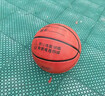 361°篮球儿童中小学生训练室内外耐磨5号橡胶玩具篮球赠打气筒 红黄蓝 实拍图