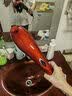 立昌（LiChang） 颈椎按摩器 无线充电式电动小海豚按摩棒肩部腰部背部腿部按摩锤手持式按摩仪 中国红（有线插电款）两档力度 实拍图