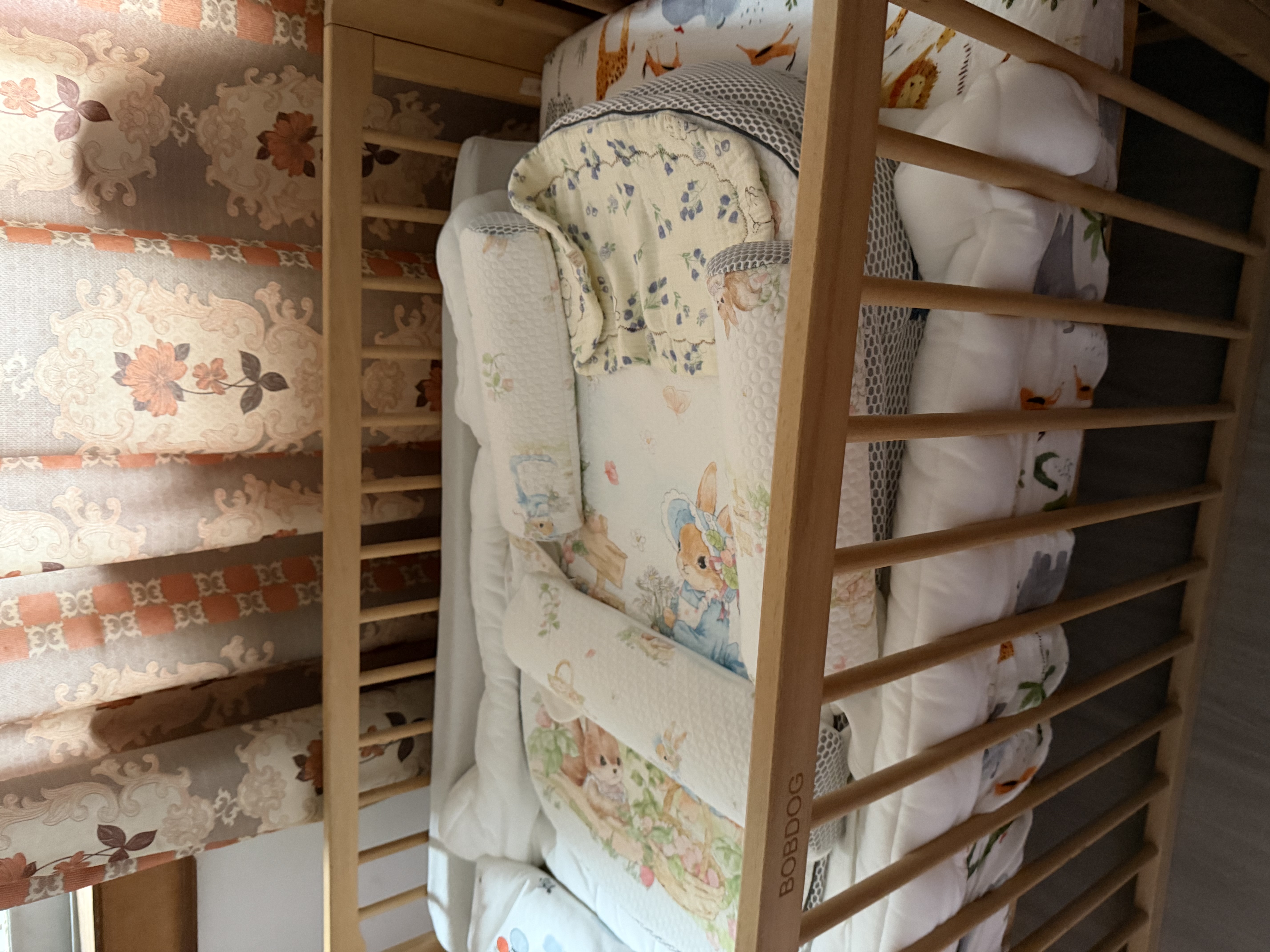 卡卡曼婴儿斜坡枕垫新生儿喂奶可调节哺乳枕宝宝床中床0-1岁防吐奶神器 斜坡枕（兔兔草莓园款）升级款 A类0-6个月防溢奶呛奶反流趴趴枕 实拍图