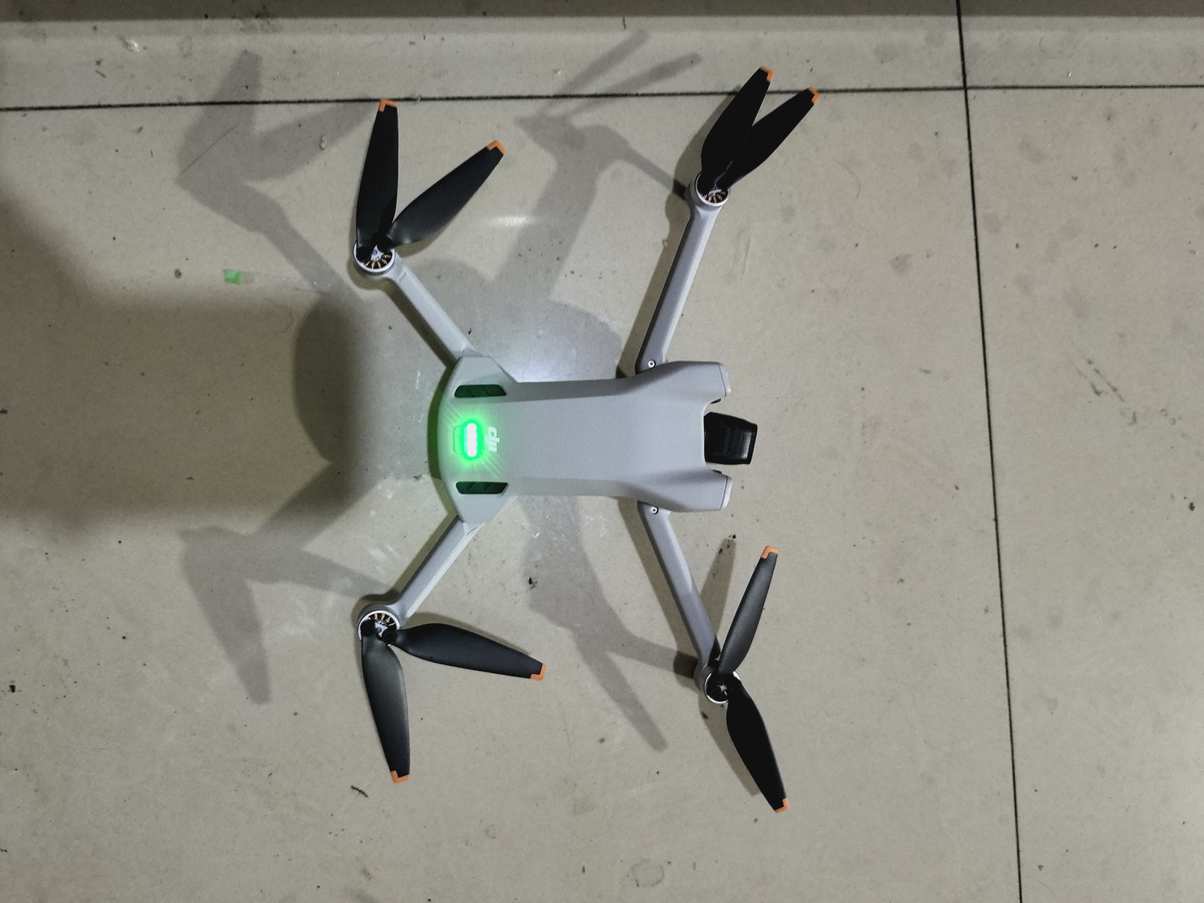 大疆（DJI）Mini 3 入门优选航拍无人机 迷你续航飞行器 适配高清带屏遥控器 智能高清拍摄 Mini 3 畅飞（带屏三电）【赠原装保护罩】 官方标配（不含随心换） 实拍图