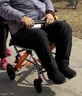 斯途玛（SDOMA）中进高端航空铝合金轮椅代步手推车助力行折叠轻便携瘫痪老人旅游 【拉杆减震款】阳光橙7.7KG+车架质保10年 实拍图