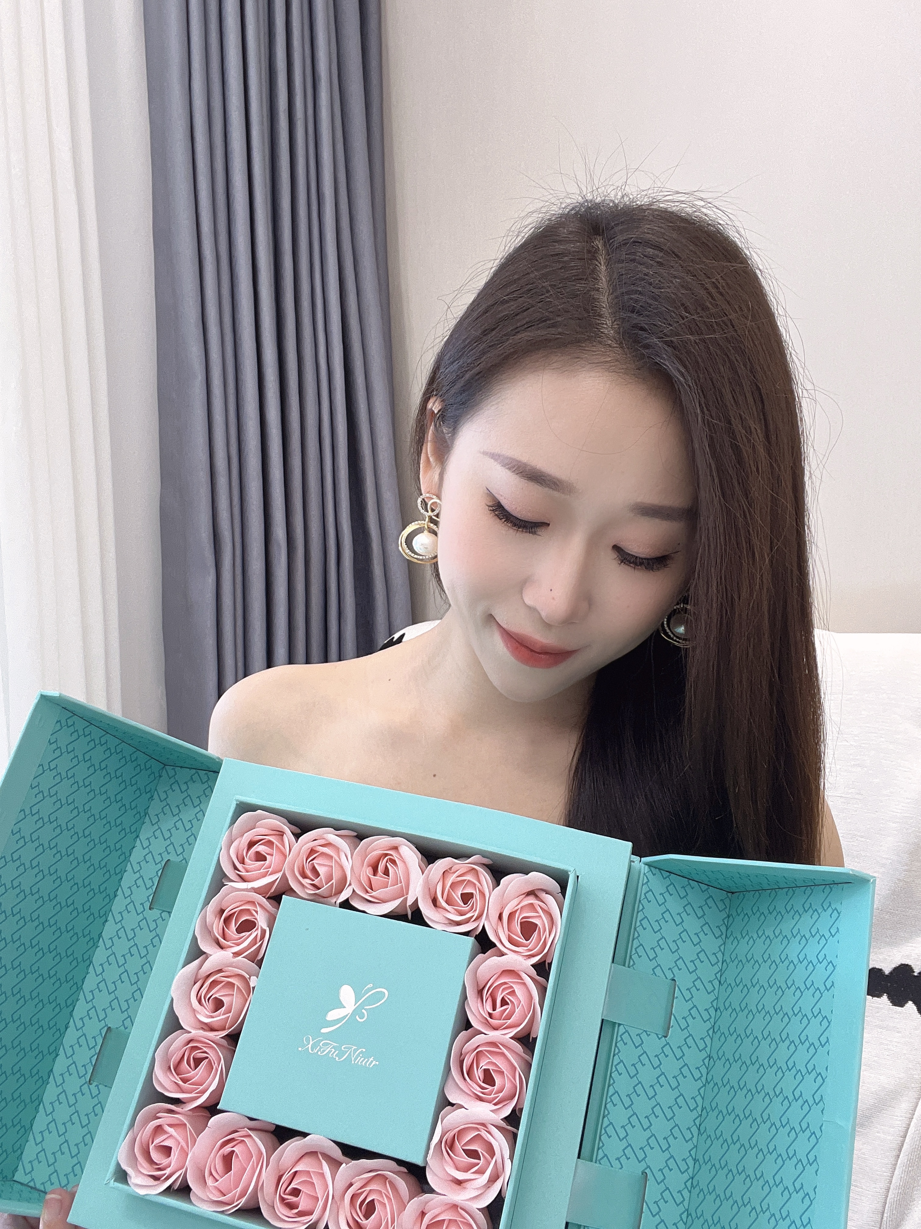 希芙尼 XIFU NIUTR品牌时尚大气珍珠耳钉女耳坠气质高级感新款耳饰送女友七夕礼物 独特大气珍珠耳钉女【限定礼盒】 实拍图