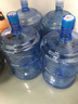 纯净水桶家用矿泉水瓶装水桶饮水机桶纯净水桶食品级加厚手提 18.9升PC水桶（压口一次性盖子） 实拍图