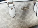 蔻驰（COACH）【品牌直供】女士ROWAN中号手提单肩斜挎波士顿包沙黄粉笔白CV961 实拍图