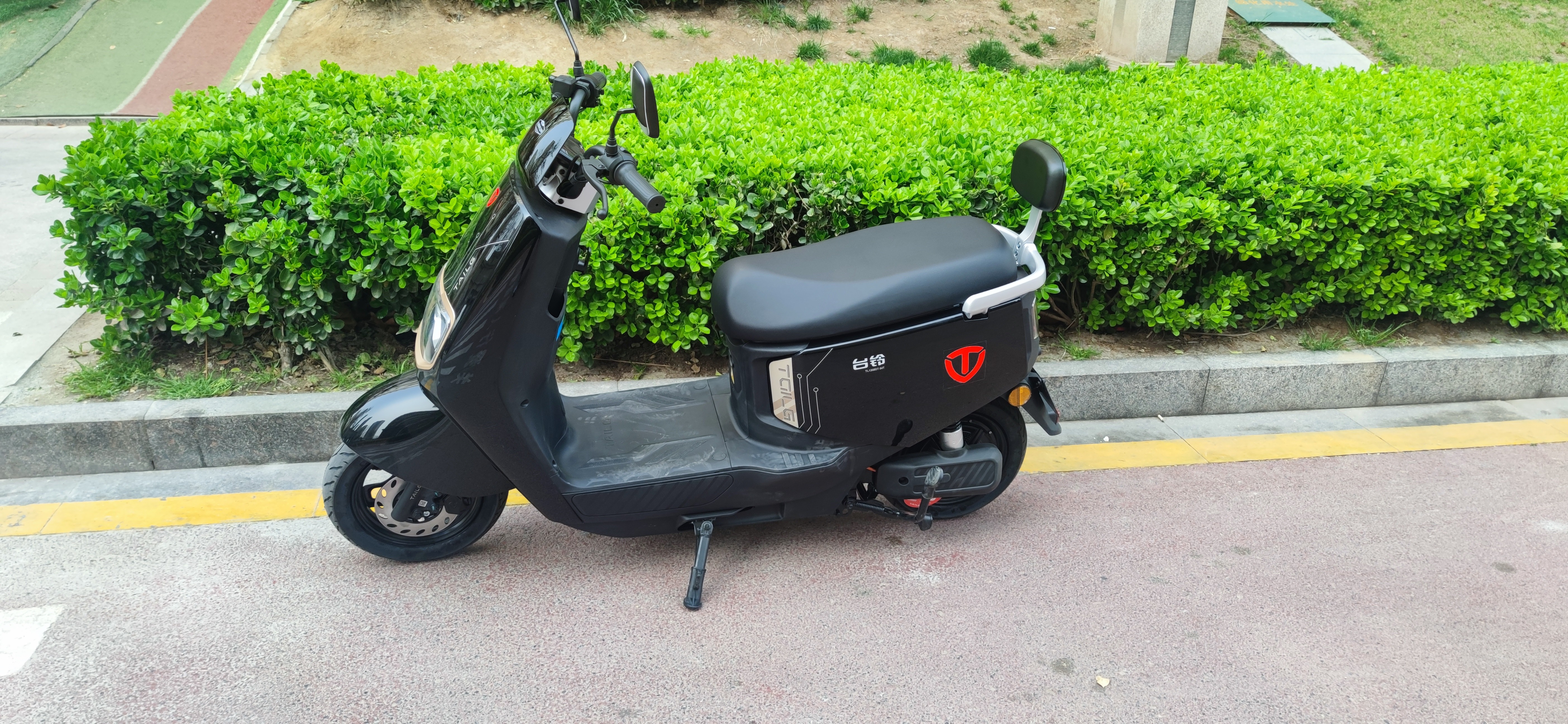 台铃电动车72V长续航电动摩托车1200W大功率时尚男女电摩电瓶车 星耀黑/72V23A电池/1200W电机 实拍图