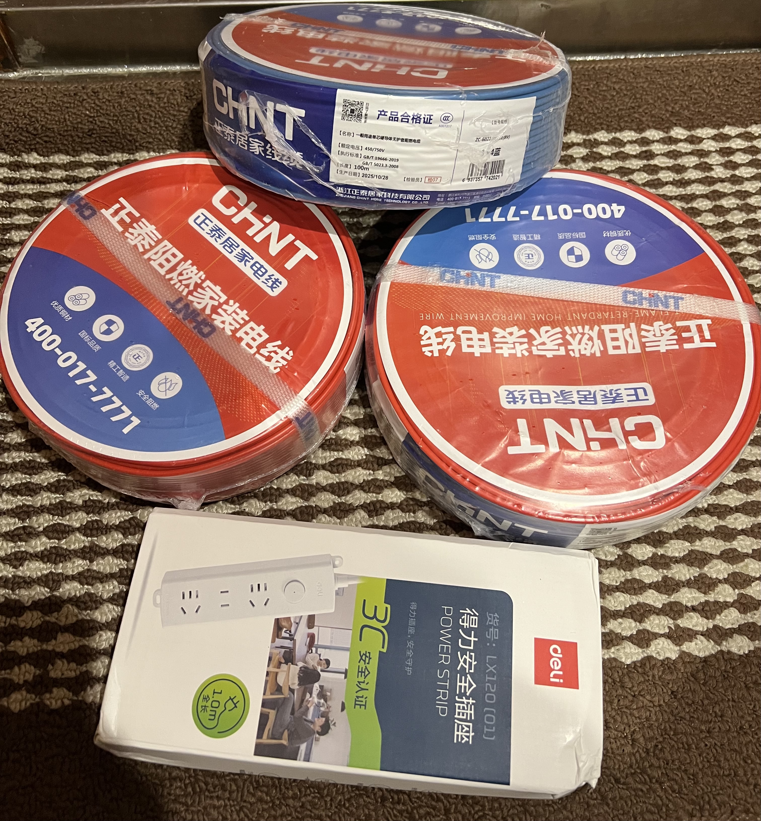正泰（CHNT） 电线电缆BV1.5/2.5/4/6平方国标家装空调单股铜芯电线铜线电源线 4平方 (蓝色-零线/100米) 实拍图