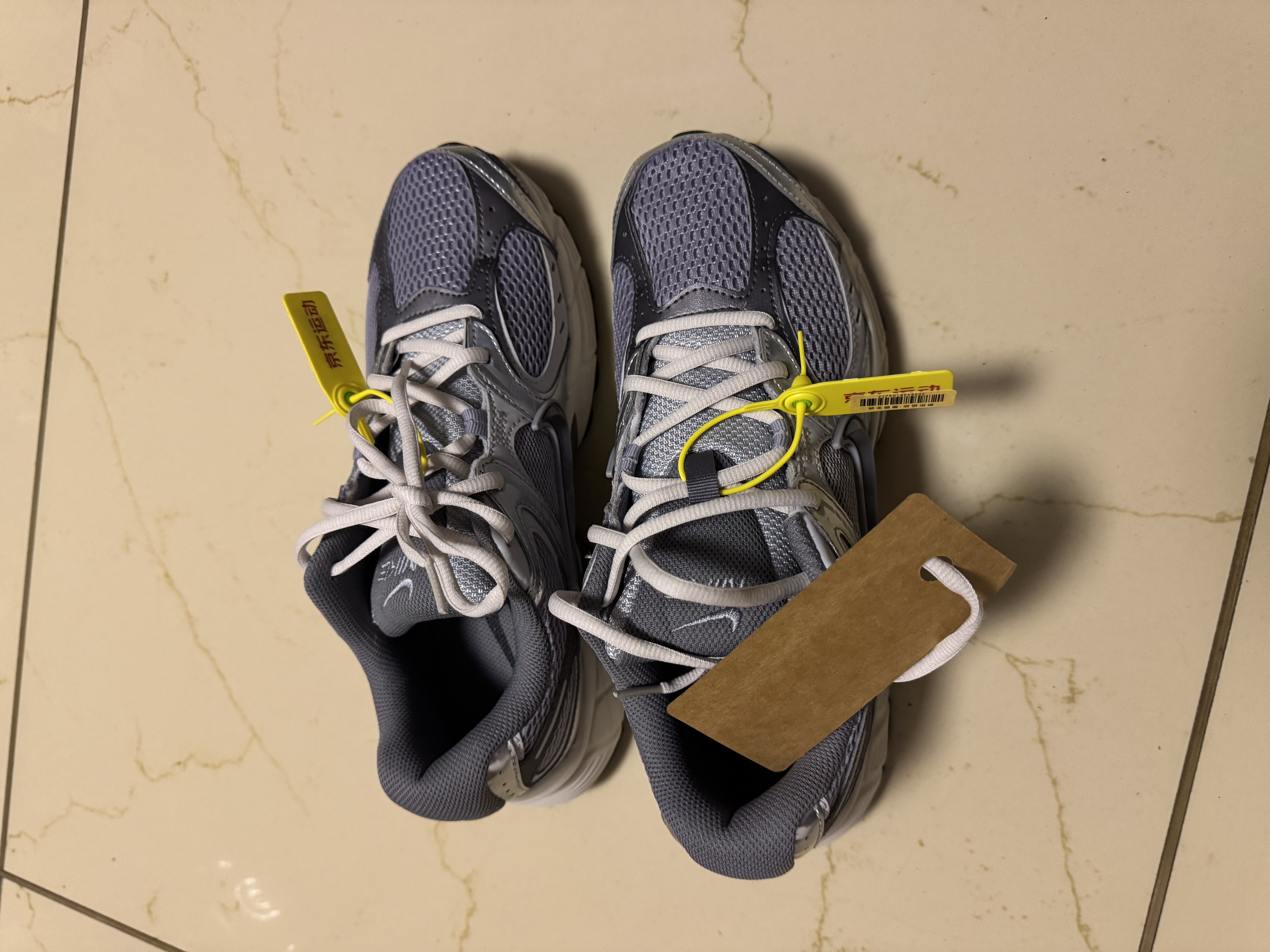 耐克NIKE男子休闲鞋缓震 NIKE V5 RNR 运动鞋HJ5228-003灰色41 实拍图