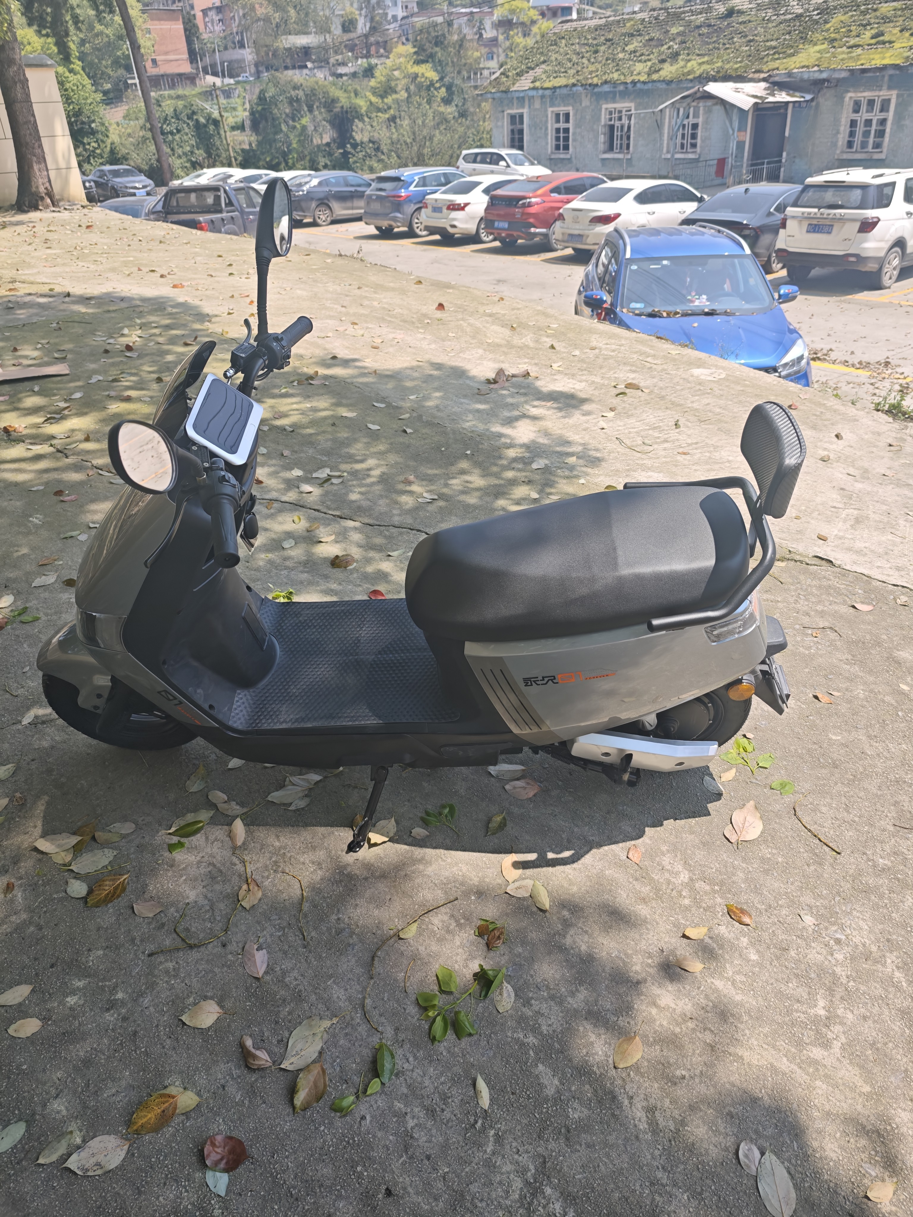 永久电动摩托车2025新款72V黑金石墨烯长续航NFC智能两轮电摩电动车 灰色/1800W/双碟刹 72V26A-全新黑金石墨烯-整车发货 实拍图