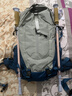 骆驼（CAMEL）【山栖】户外轻便登山包大容量专业徒步防水旅行背包双肩包  银灰 实拍图