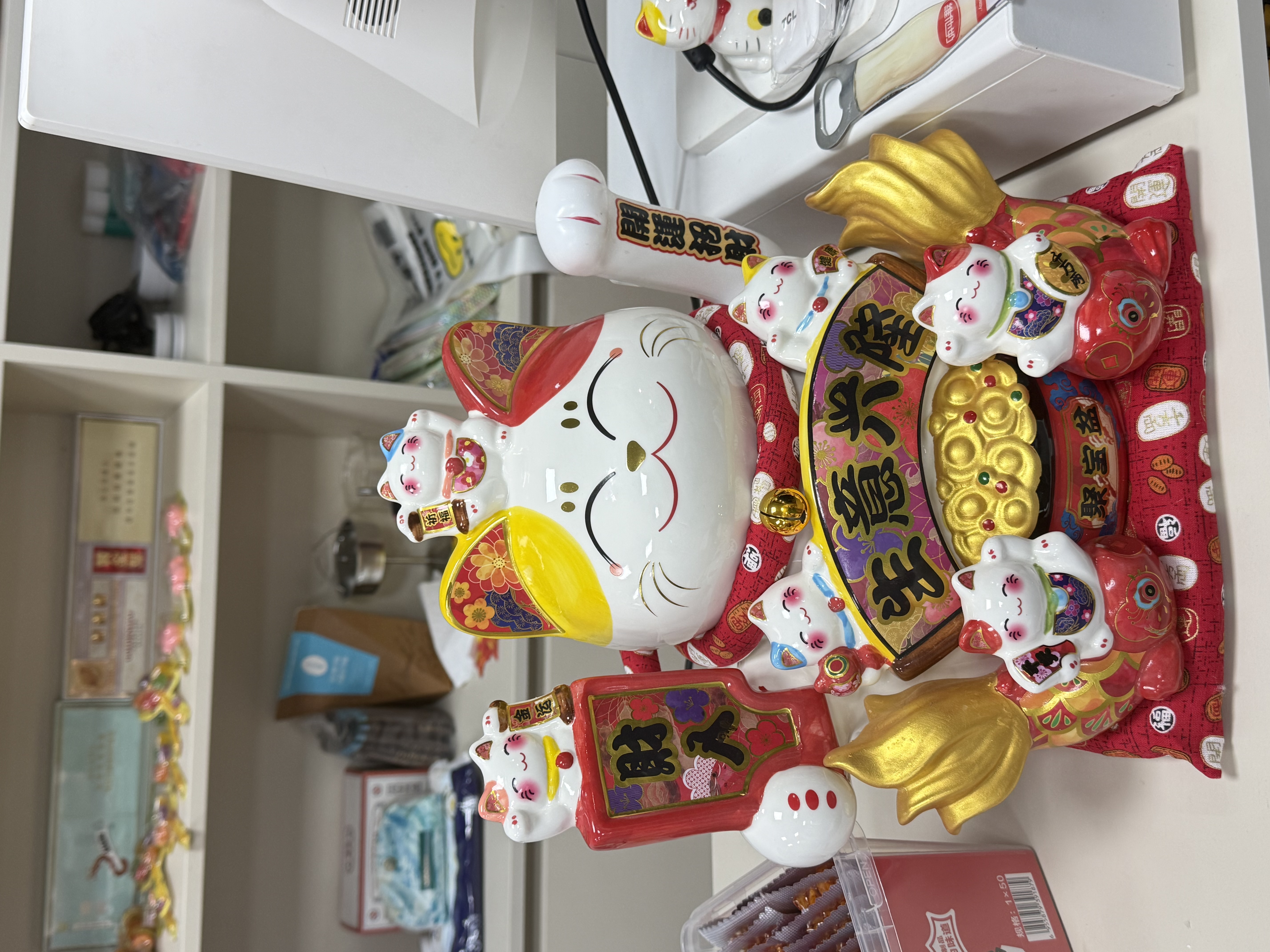 吉猫堂招财猫摆件开业大号自动摇手店铺前台家居客厅装饰发财猫送礼礼品 32CM高【龙鱼招财X生意兴隆】摇手猫 【礼盒+坐垫+围脖】电池插电两用 实拍图