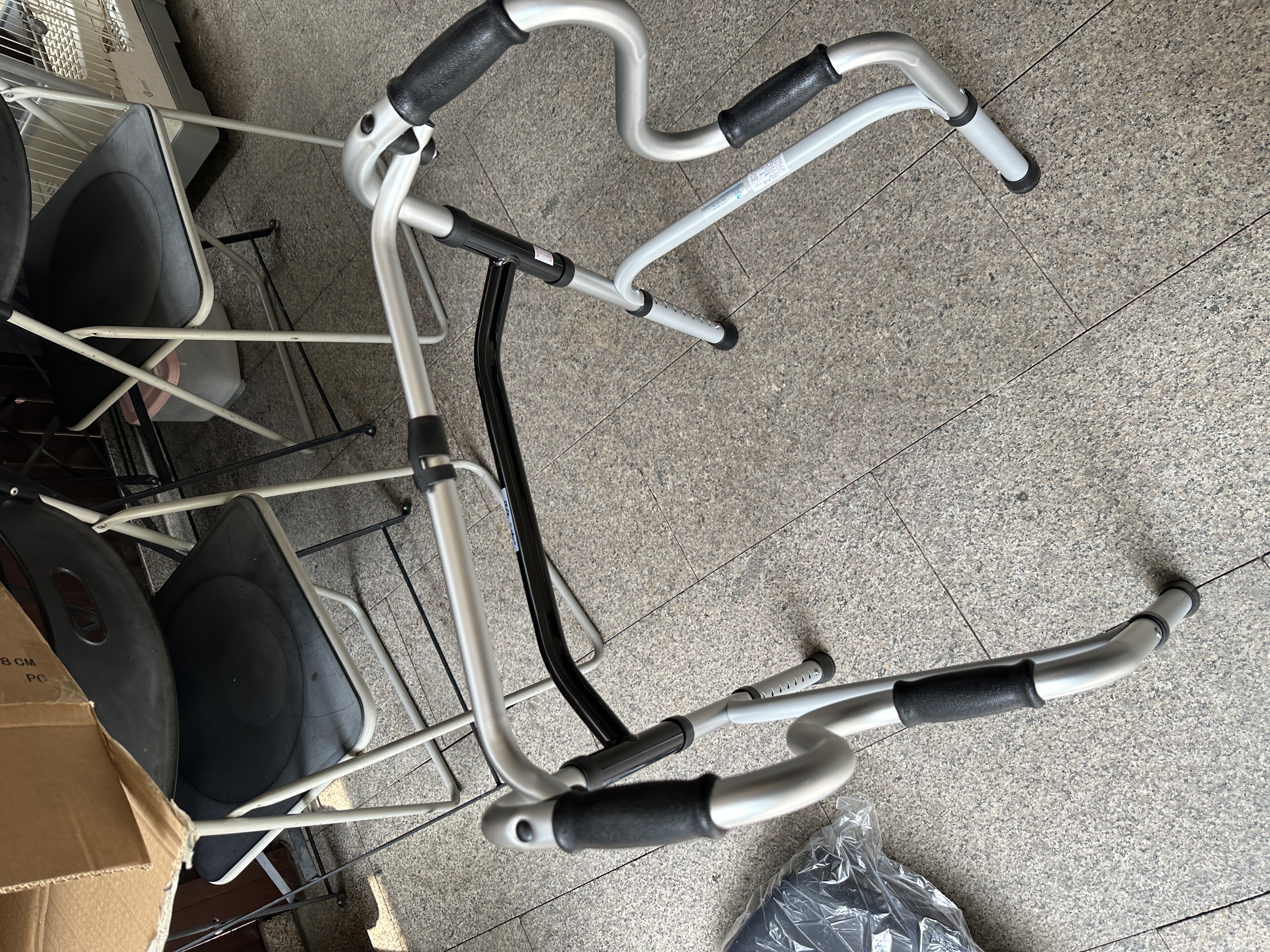 雅德老年人助行器辅助行走轻便拐杖折叠铝合金助步器四脚拐骨折手推车 YC8204WP（升级带坐便带桶）不带轮 实拍图