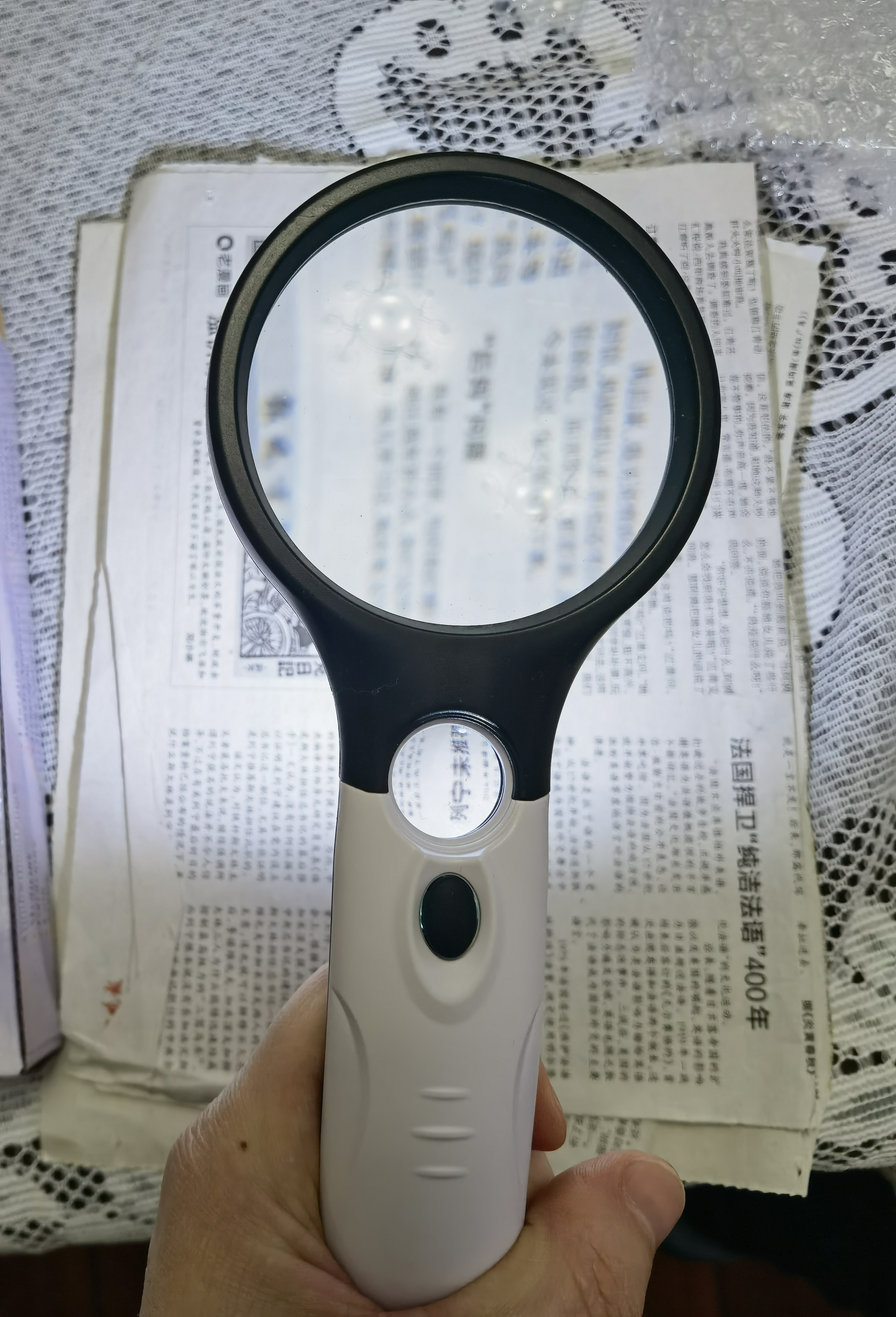 卡驰慕宁放大镜高清老人用1000倍2026年新款手持高倍蔡司扩大镜用阅读看书报纸说明书鉴定专用带LED灯 【老人专用】30倍LED灯放大镜直径75mm 实拍图