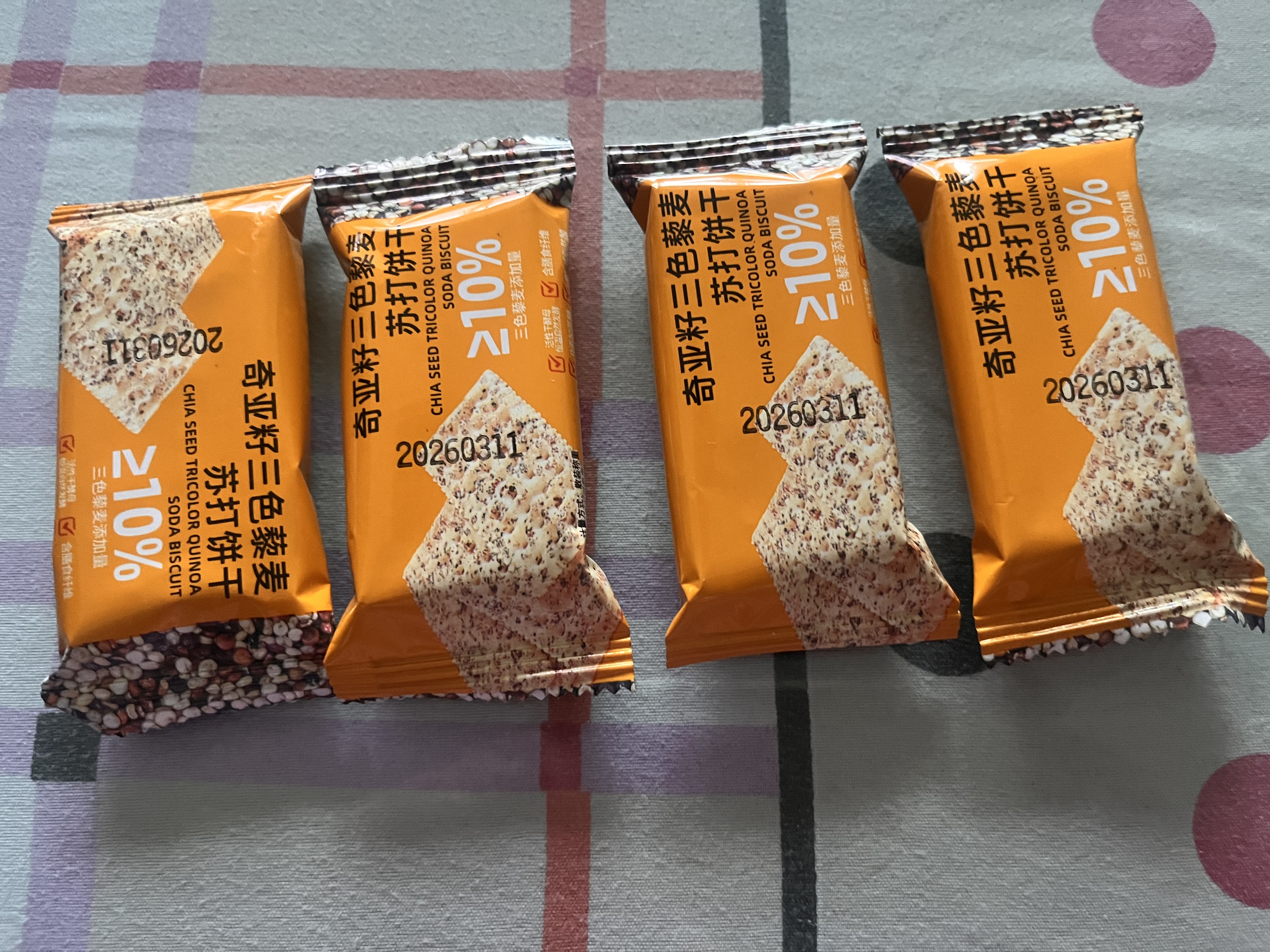 奇亚籽三色藜麦苏打饼干无蔗糖膳食纤维代餐饼干整箱 奇亚籽三色藜麦苏打饼干 【促销款】4包 实拍图