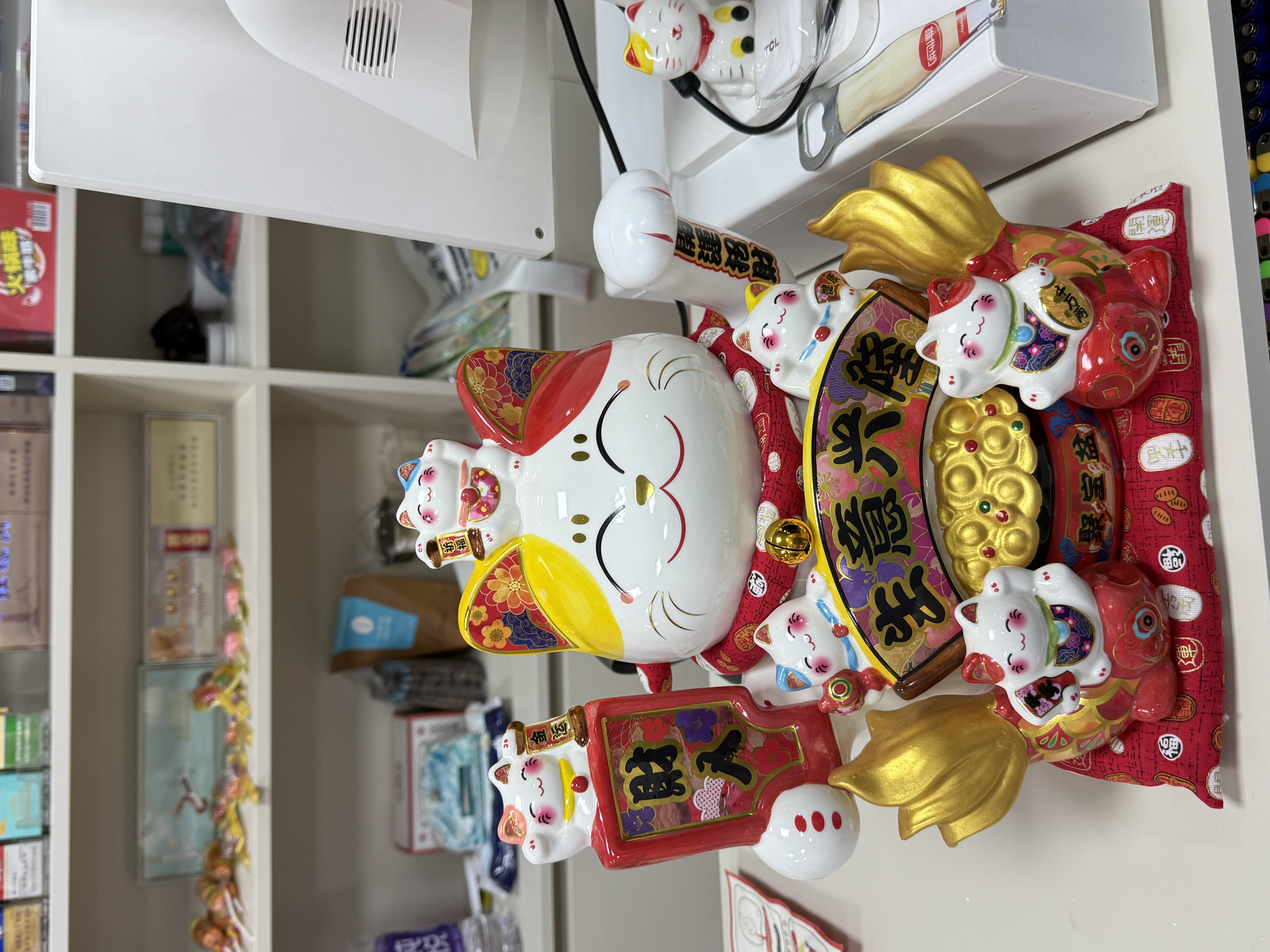 吉猫堂招财猫摆件开业大号自动摇手店铺前台家居客厅装饰发财猫送礼礼品 32CM高【龙鱼招财X生意兴隆】摇手猫 【礼盒+坐垫+围脖】电池插电两用 实拍图