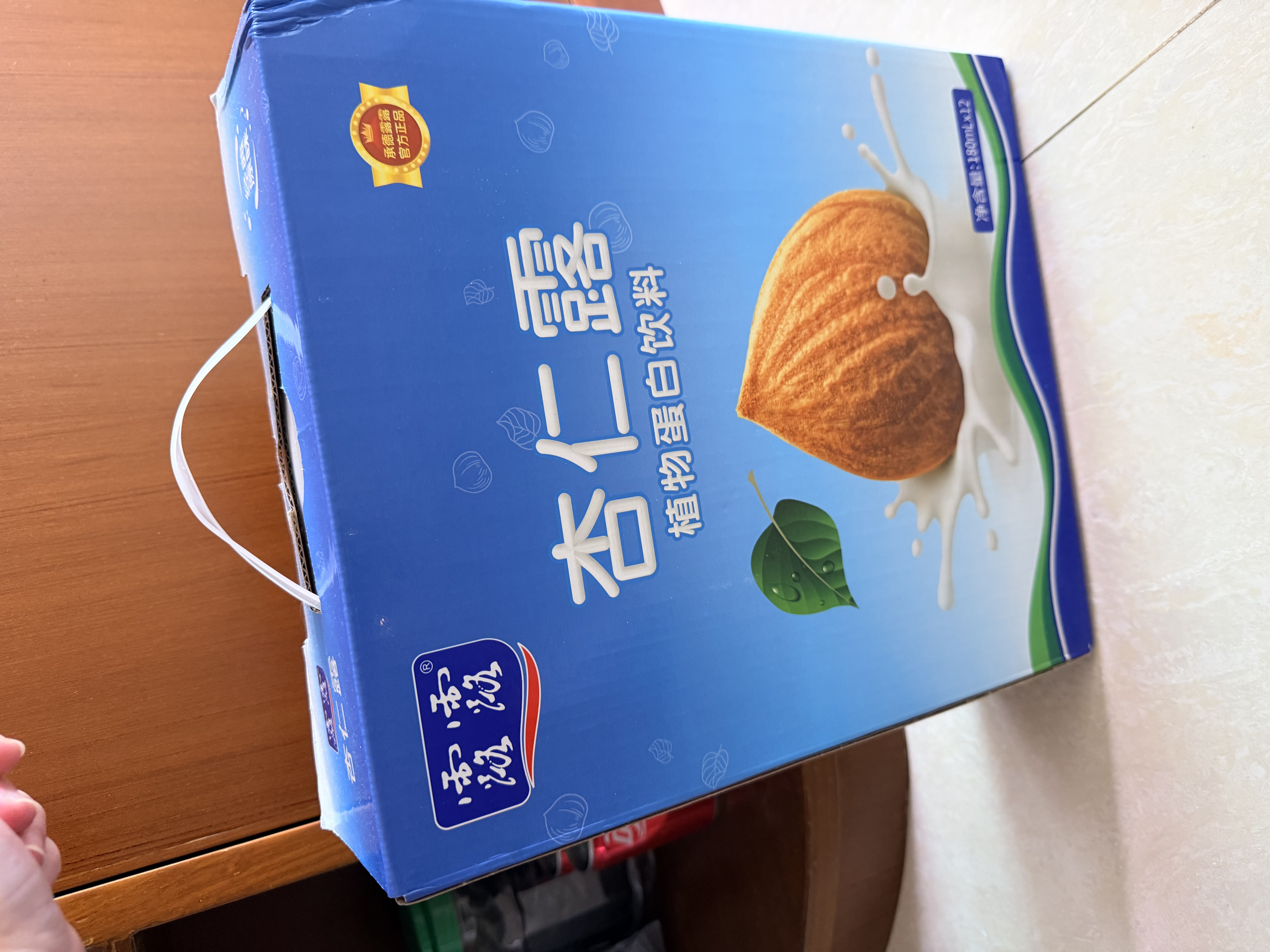 露露【手提礼盒】杏仁露180ml*12随身罐植物蛋白饮料上门送礼 原味杏仁露180ml*12罐 实拍图