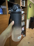 康知缘（KANGZYUAN）Tritan塑料水杯大容量杯子男女户外运动健身水瓶学生便携军训壶 黑白渐变 650ml 实拍图