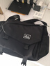 回力（Warrior）斜挎包男士挎包男女潮牌大容量单肩包学生情侣休闲运动小背包邮差 黑色【带太空人挂件】 实拍图