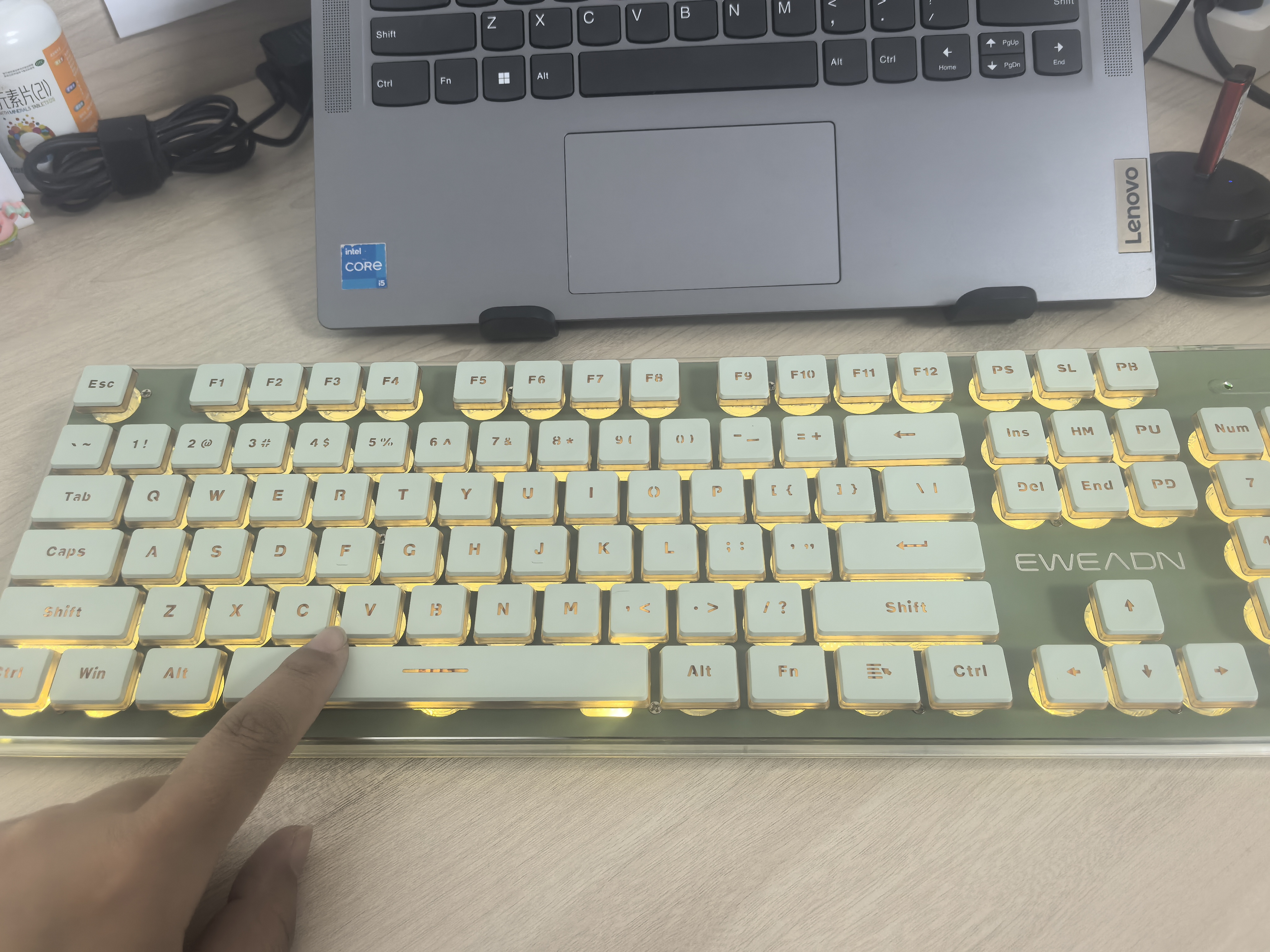 前行者V3 104键无线键盘蓝牙双模静音机械手感高颜值轻薄办公薄膜键盘笔记本台式电脑iPad通用 复古绿 实拍图