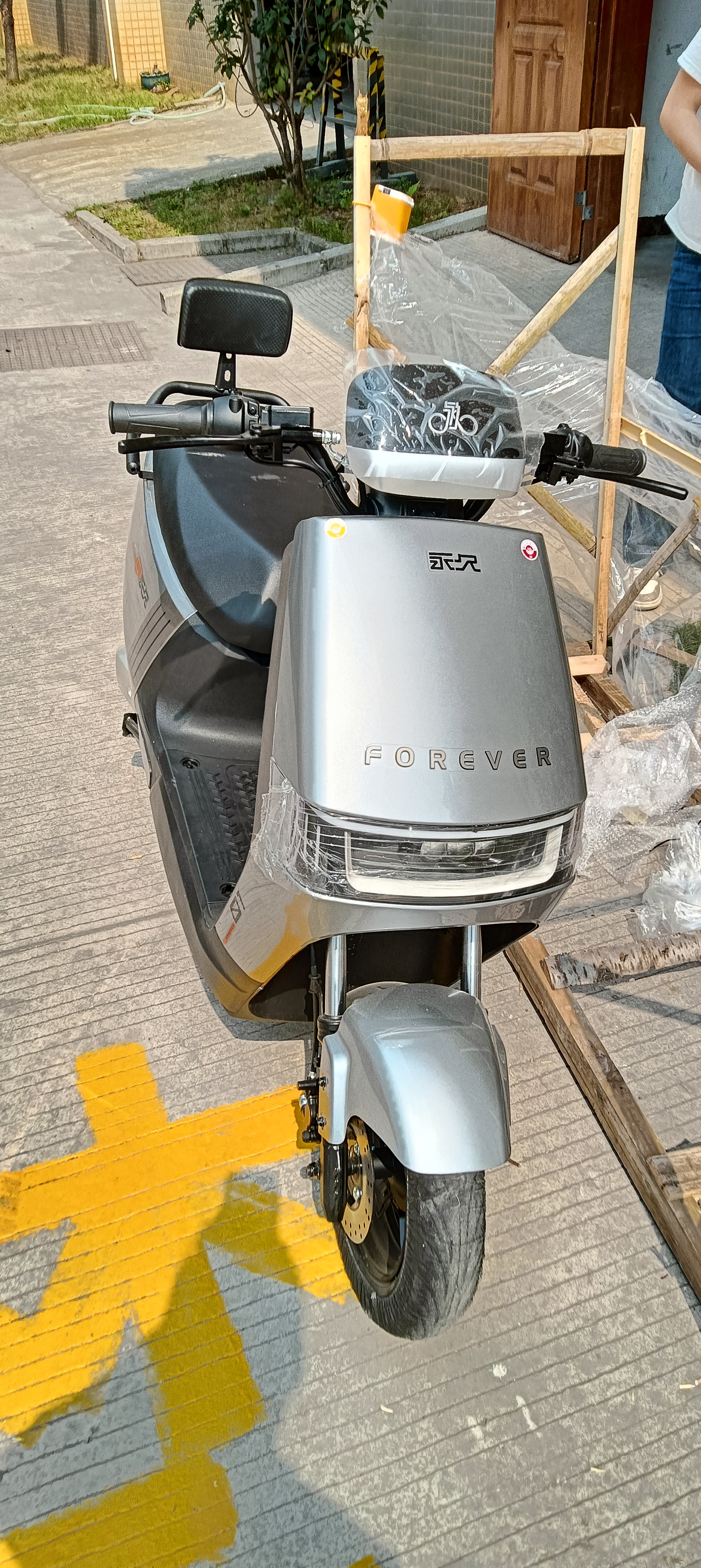 永久电动摩托车2025新款72V黑金石墨烯长续航NFC智能两轮电摩电动车 灰色/1800W/双碟刹 60V20A-全新黑金铅酸-整车发货 实拍图