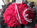 来一客鲜花速递99朵红玫瑰花束生日礼物表白送女友全国同城配送 99朵红玫瑰芭蕾风爱心花束 实拍图