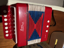 NEW CLASSIC TOYS儿童手风琴初学乐器玩具 早教音乐启蒙玩具可弹奏男女孩生日礼物 红色 7键2贝斯【3岁以上】 荷兰品牌 3-6岁益智玩具 儿童节日礼物 实拍图