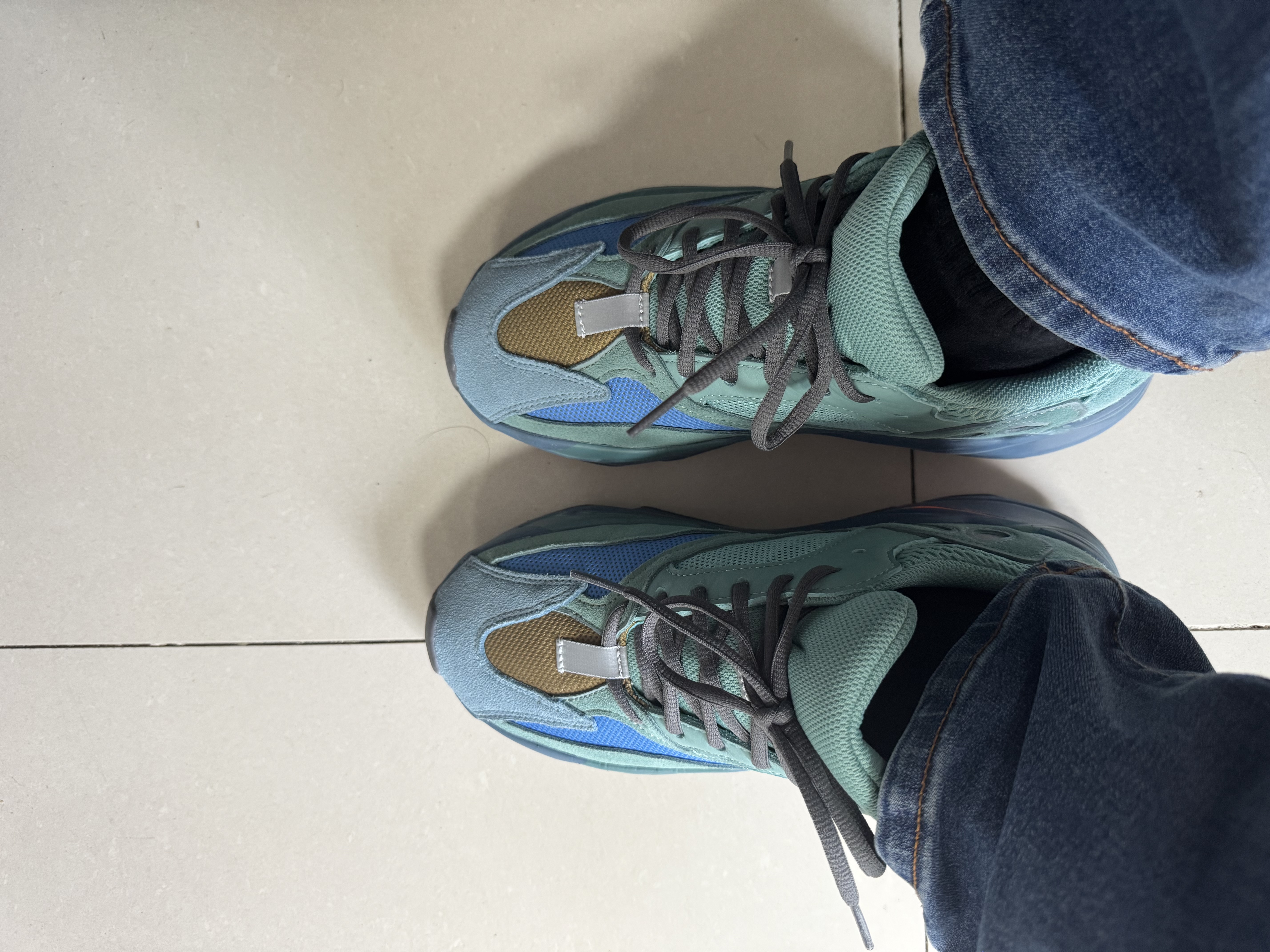 阿迪达斯 男女鞋Yeezy700复古限量休闲鞋GZ2002 UK7.5码41码 实拍图