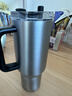 京东京造大容量吸管保温杯  316L不锈钢冰霸杯男女桌面办公水杯1.2L金属灰 实拍图
