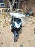 爱立新125cc摩托车踏板车燃油助力女式踏板代步车外卖车国四电喷可上牌 黑色电喷版(USB/尾箱/合格证/发票)/可上牌/包邮 实拍图