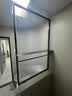 奶油风卫生间半墙长虹水波纹玻璃屏风隔断干湿区洗手台毛巾置物架 黑色边框：长虹玻璃加毛巾架 实拍图