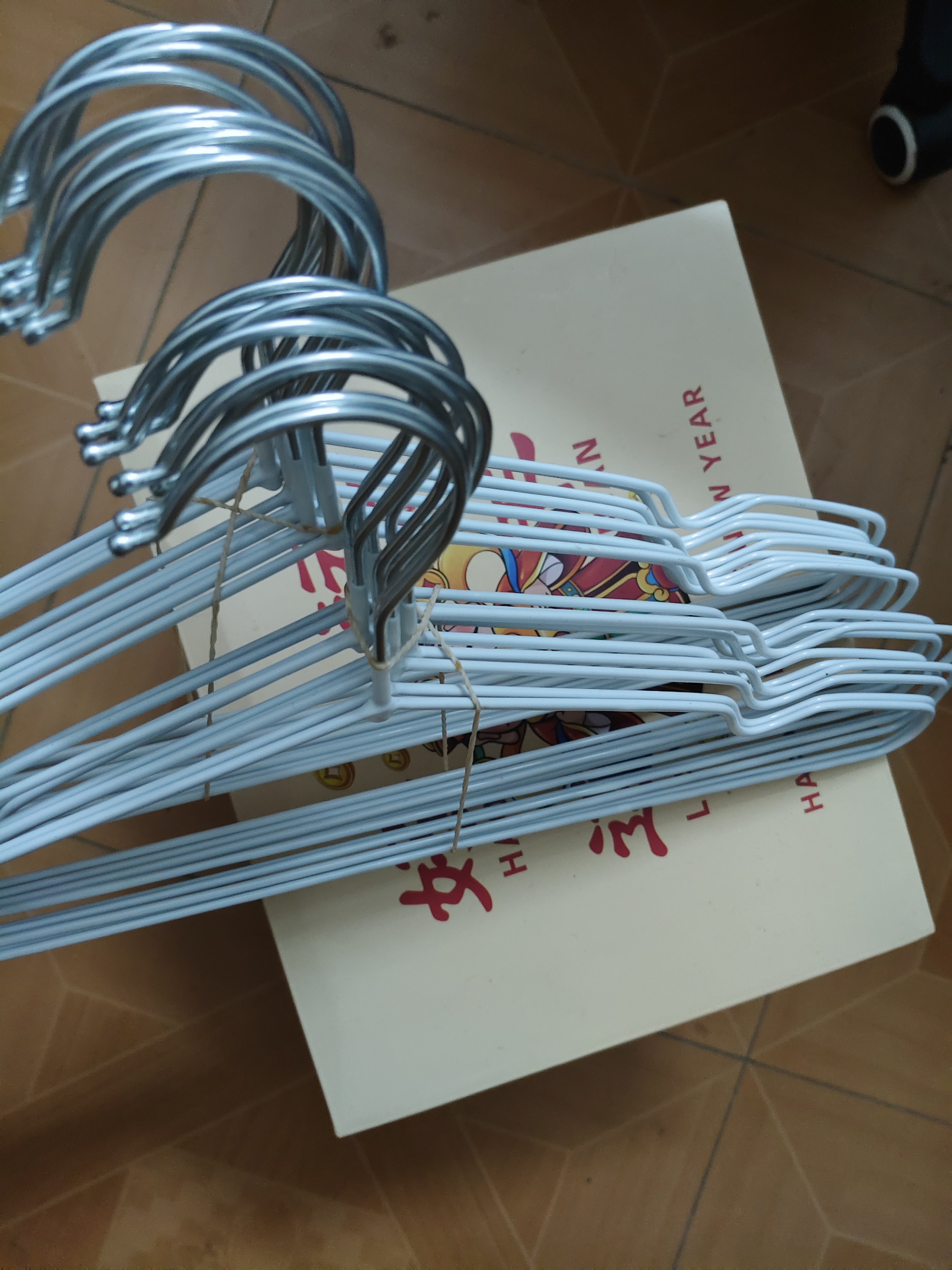 固定晾衣架加粗衣架家用挂衣5个学生宿舍用无痕防滑防肩角衣服 简约衣架【10个】颜色随机 实拍图