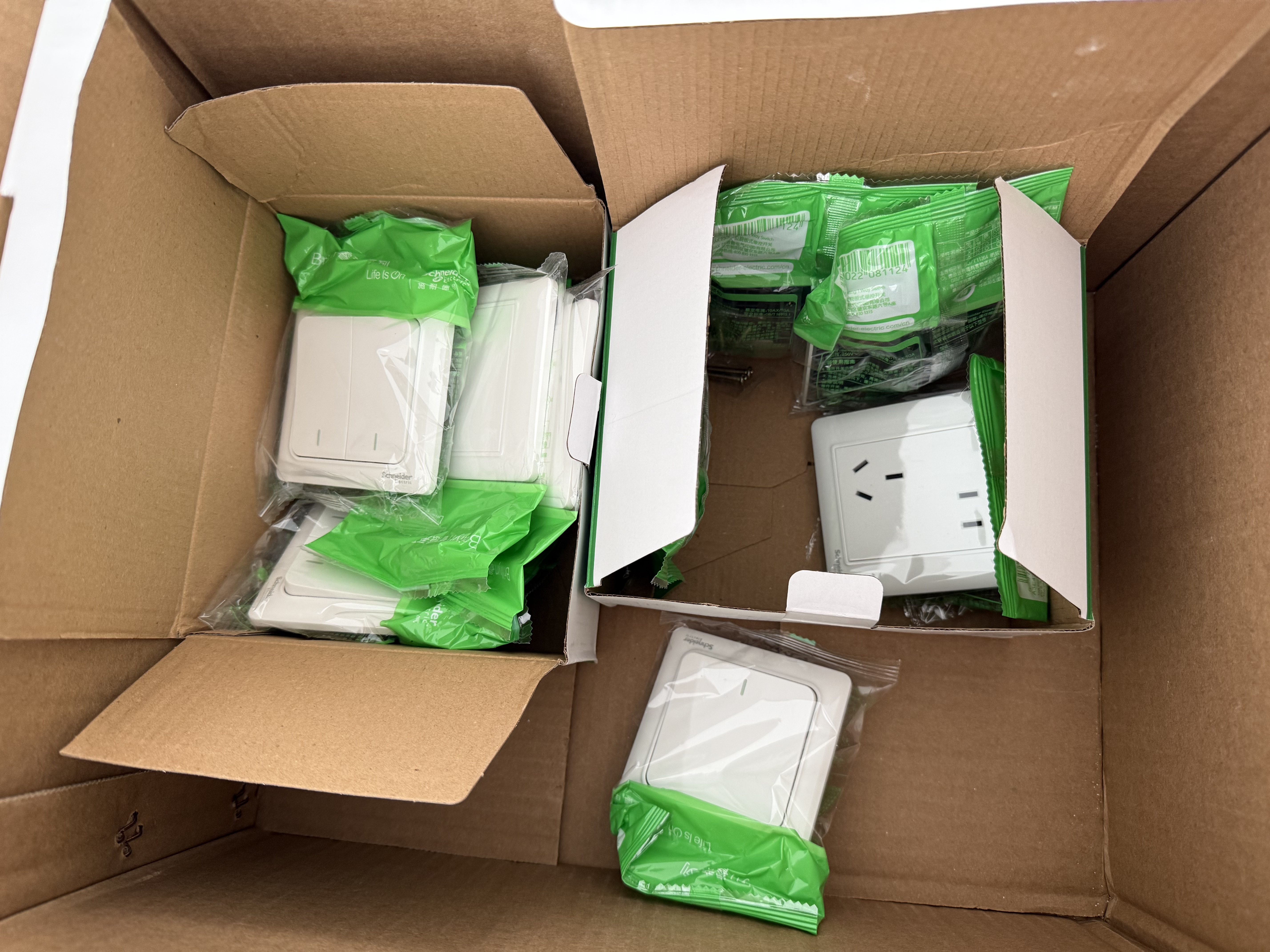 施耐德（Schneider） 施耐德开关面板86型10A一开单开单联双控睿意系列白色开关 二开双控 实拍图