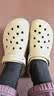 卡骆驰（CROCS）男女泡芙洞洞鞋户外休闲时尚厚底一脚蹬沙滩鞋 207521-2Y2 38-39 实拍图