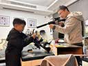 喜福礼打靶射击玩具男女孩电子计分软弹枪手枪室内发射器大礼盒61儿童节 软弹枪打靶礼盒装【移动电子靶+软弹枪2把+软弹40颗】 2026火的最玩具电子计分男童生日六一儿童节送礼物 实拍图