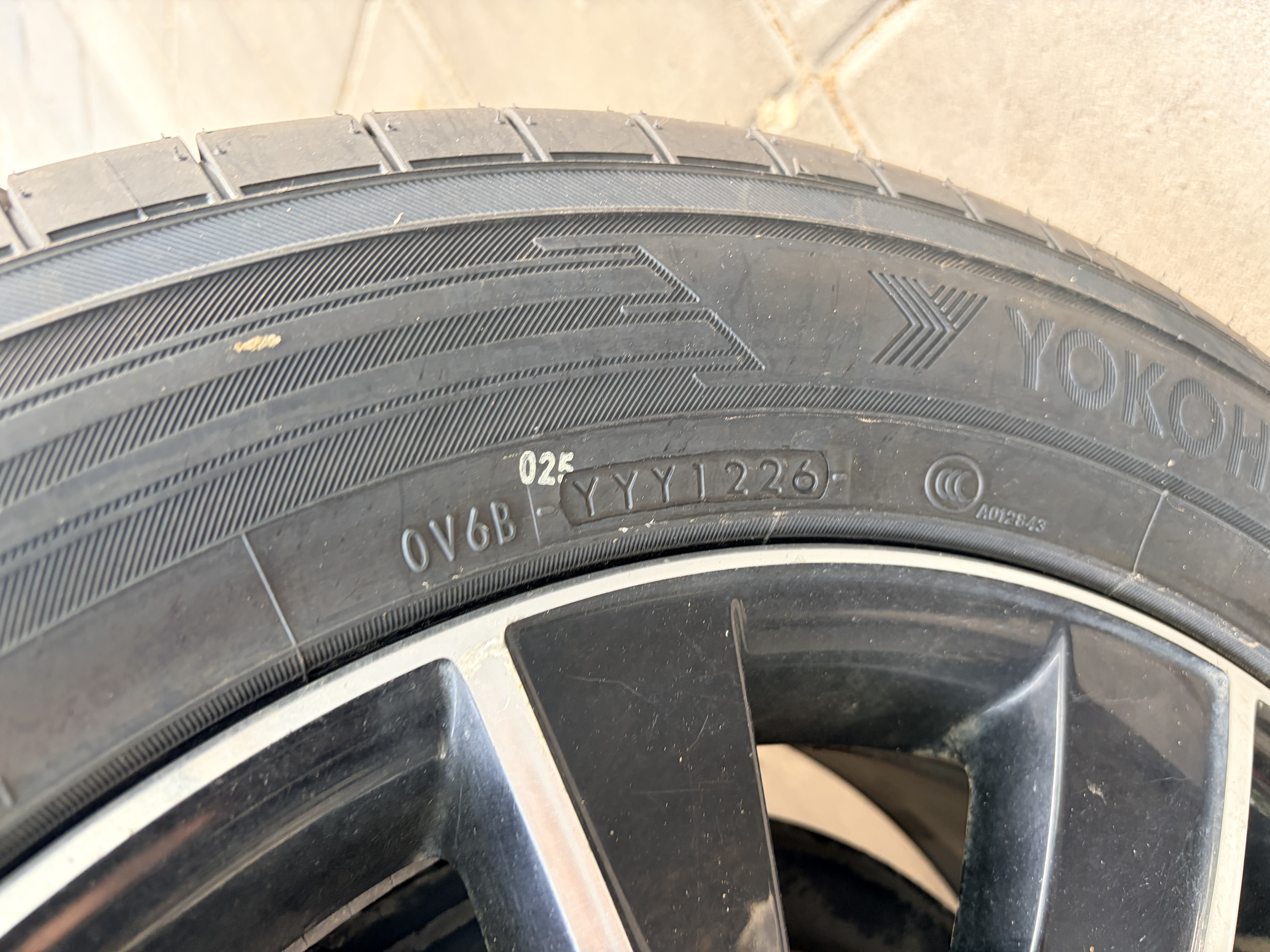 优科豪马（yokohama）横滨汽车轮胎235/55R17 99V 优享系列AE61 适配：奥迪A6，宝马X3 实拍图