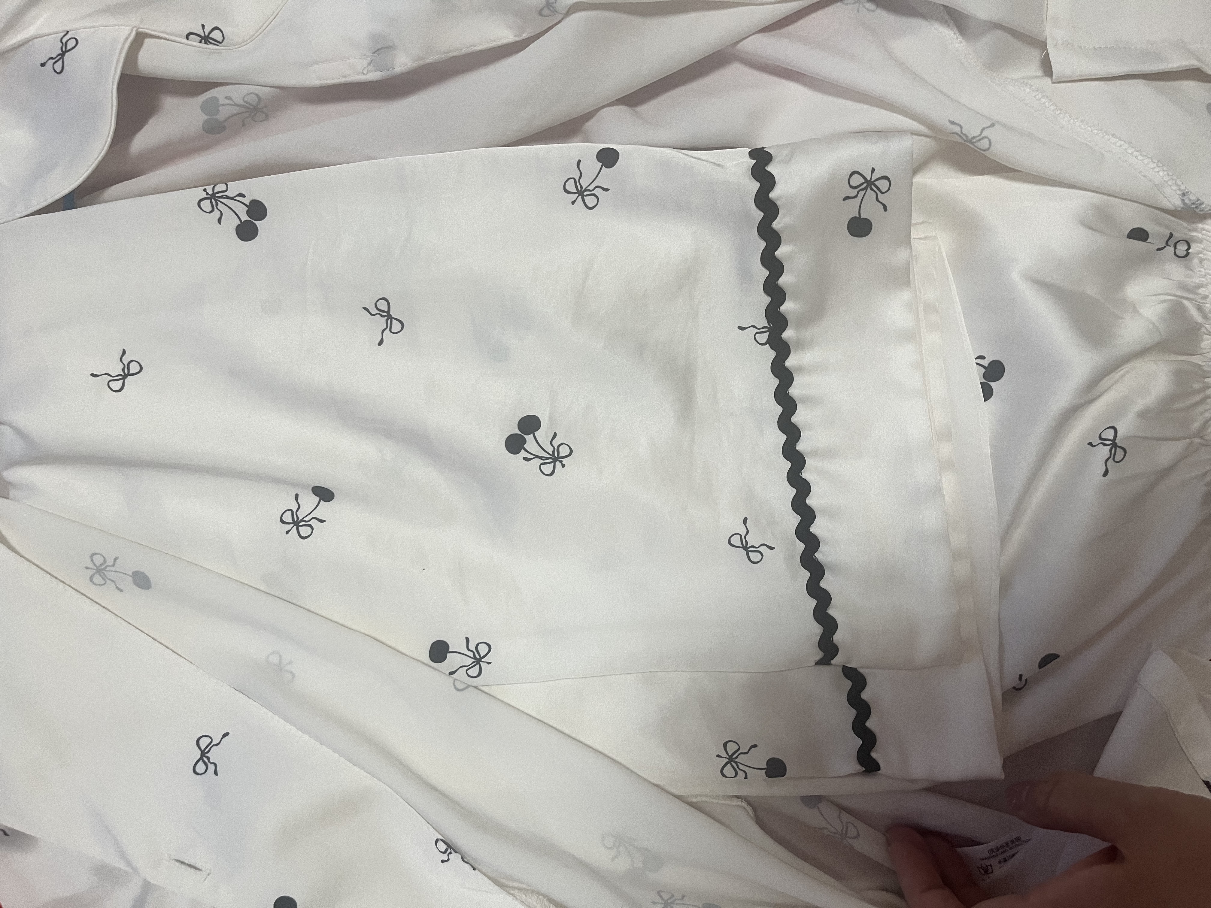 VENTION【实用礼物】真丝睡衣女春秋新款高级感樱桃家居服礼盒装送老婆 白樱桃【长袖+长裤】 L 【建议100斤-120斤】 实拍图
