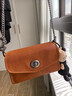 裘真信封包女链条斜挎单肩包休闲复古小包植鞣头层牛皮包包 焦糖色-小号 实拍图