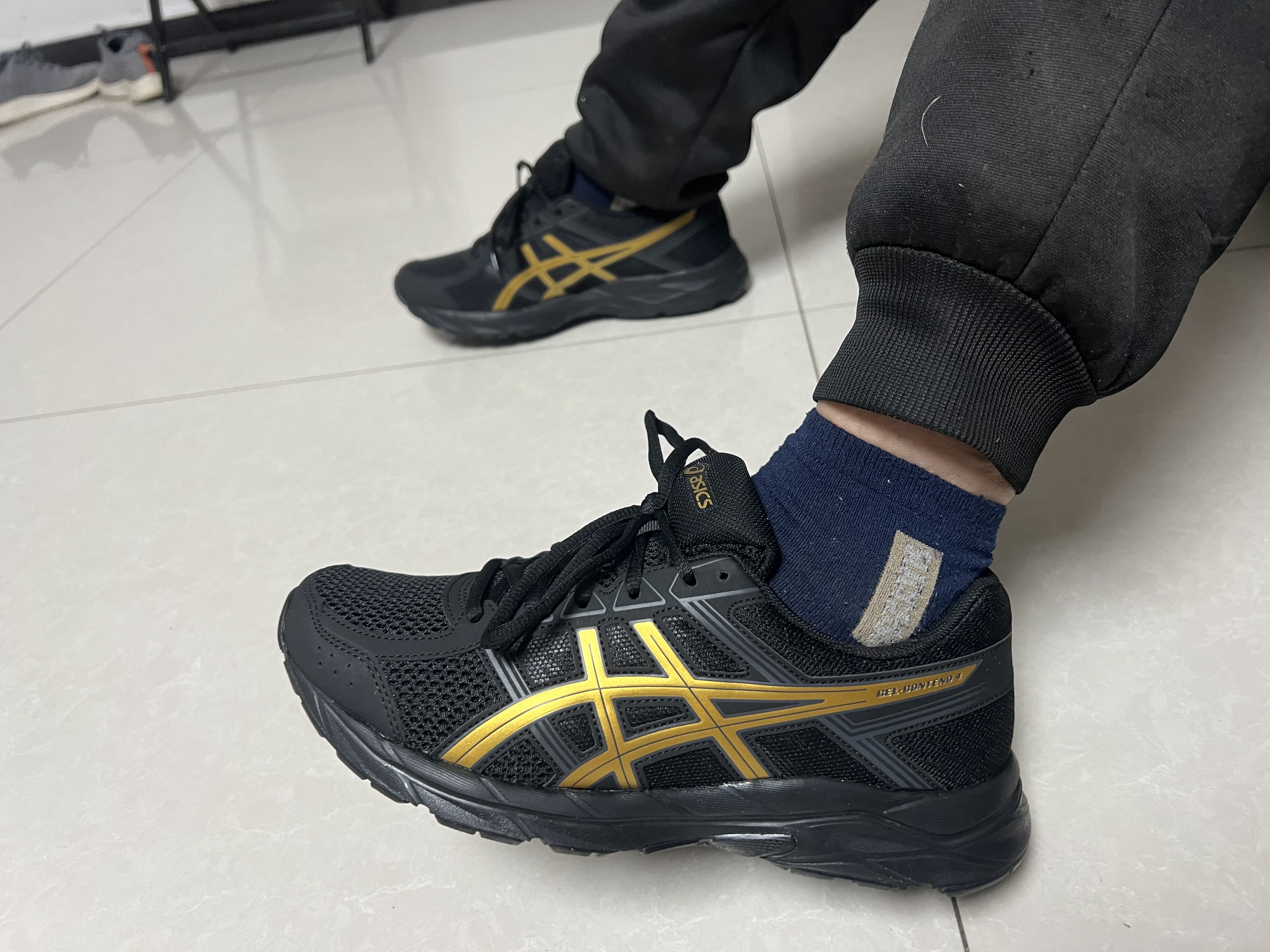 亚瑟士ASICS男鞋缓冲透气跑步鞋运动鞋网面回弹跑鞋GEL-CONTEND 4 黑色/金色 40.5 实拍图
