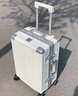 左汀行李箱铝框拉杆箱加厚结实抗压旅行箱登机箱大容量学生密码箱皮箱 烟白色 28英寸 ，适合7-15天长途旅行 实拍图