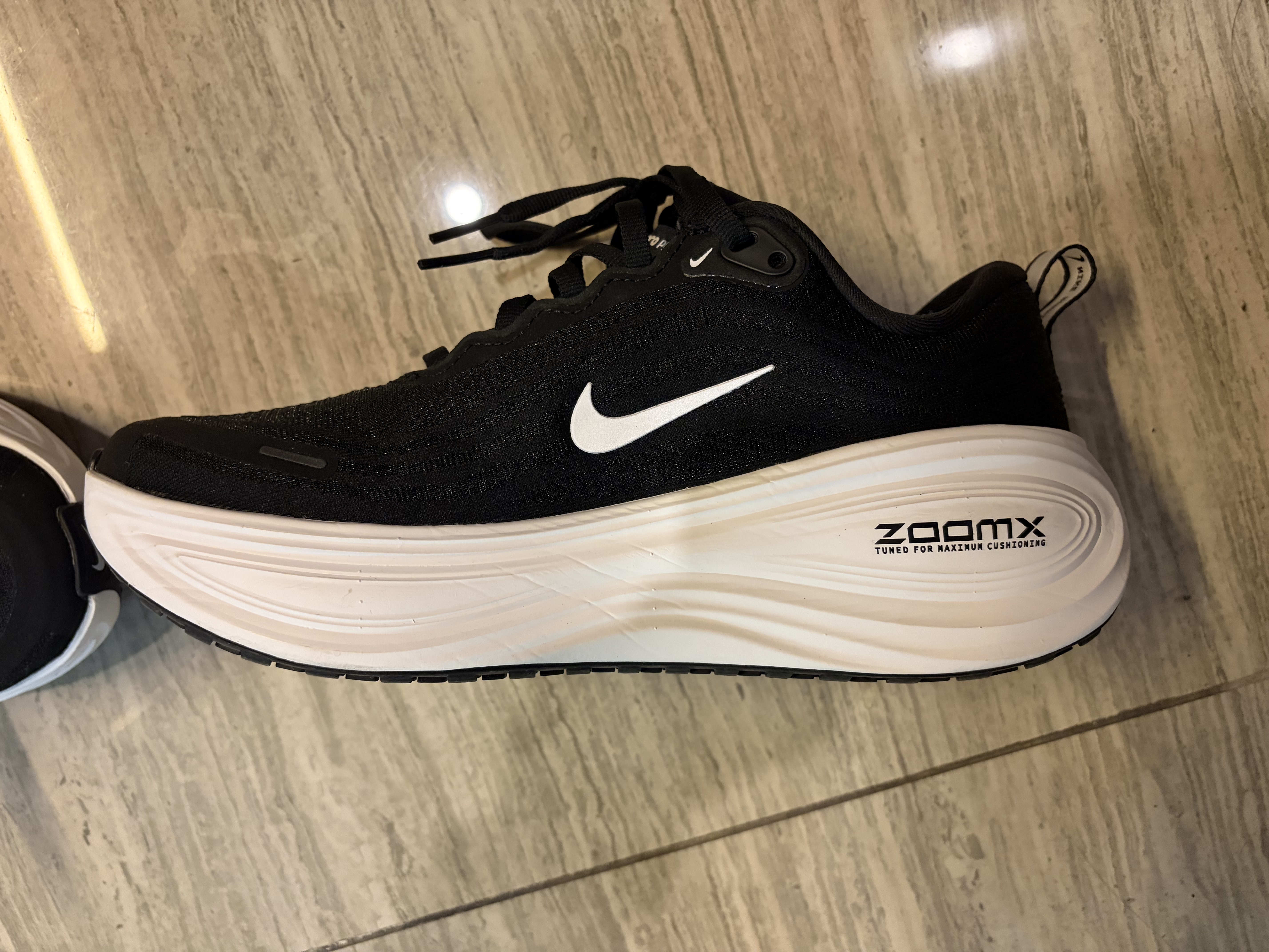 耐克NIKE男跑步鞋高级感潮流迈柔VOMERO PLUS运动鞋HV8150-002黑白40 实拍图