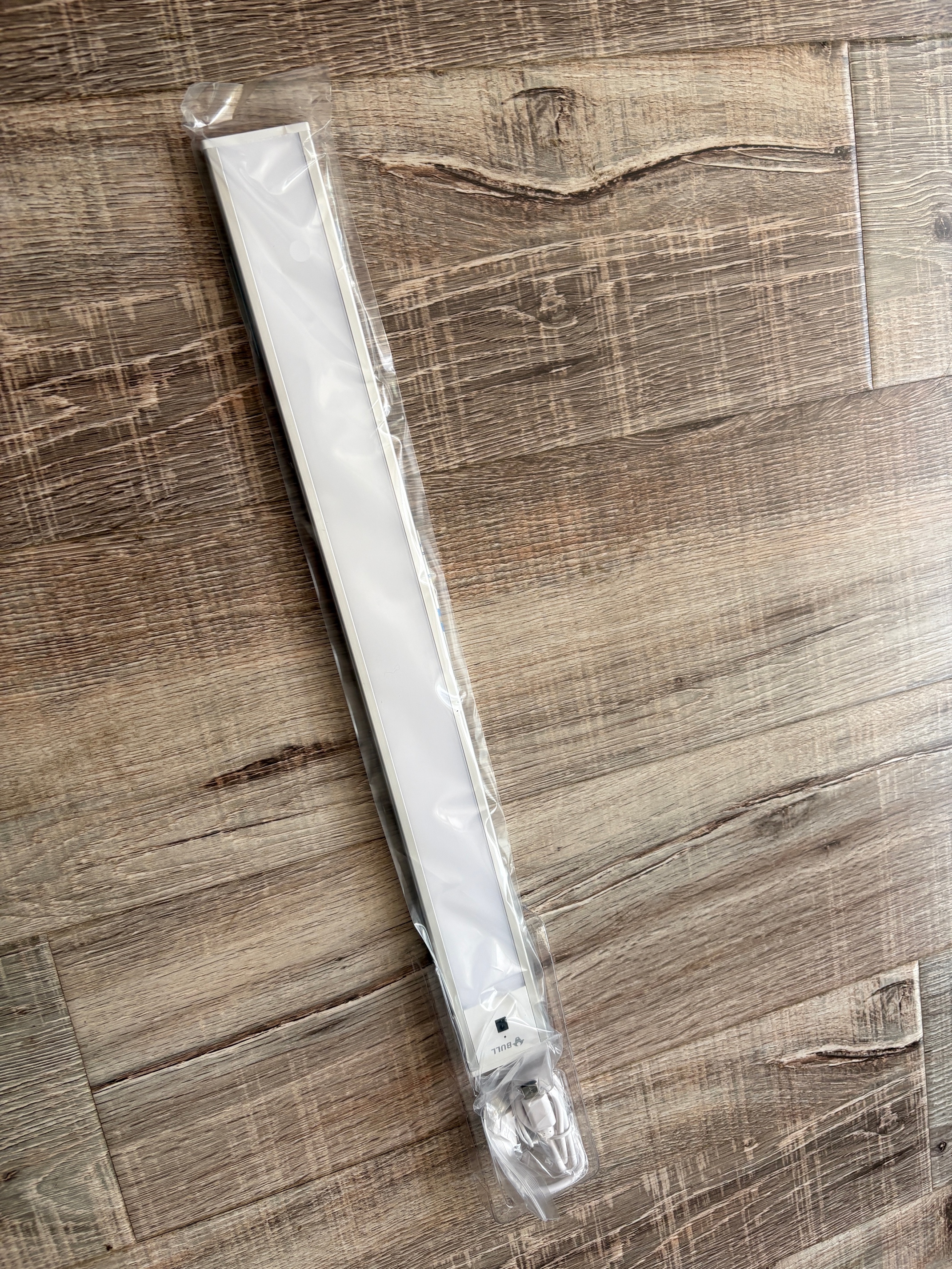 公牛（BULL）挥手感应橱柜灯衣柜灯酒柜MC-C1R5B-ES手扫感应磁吸40CM5700K 实拍图