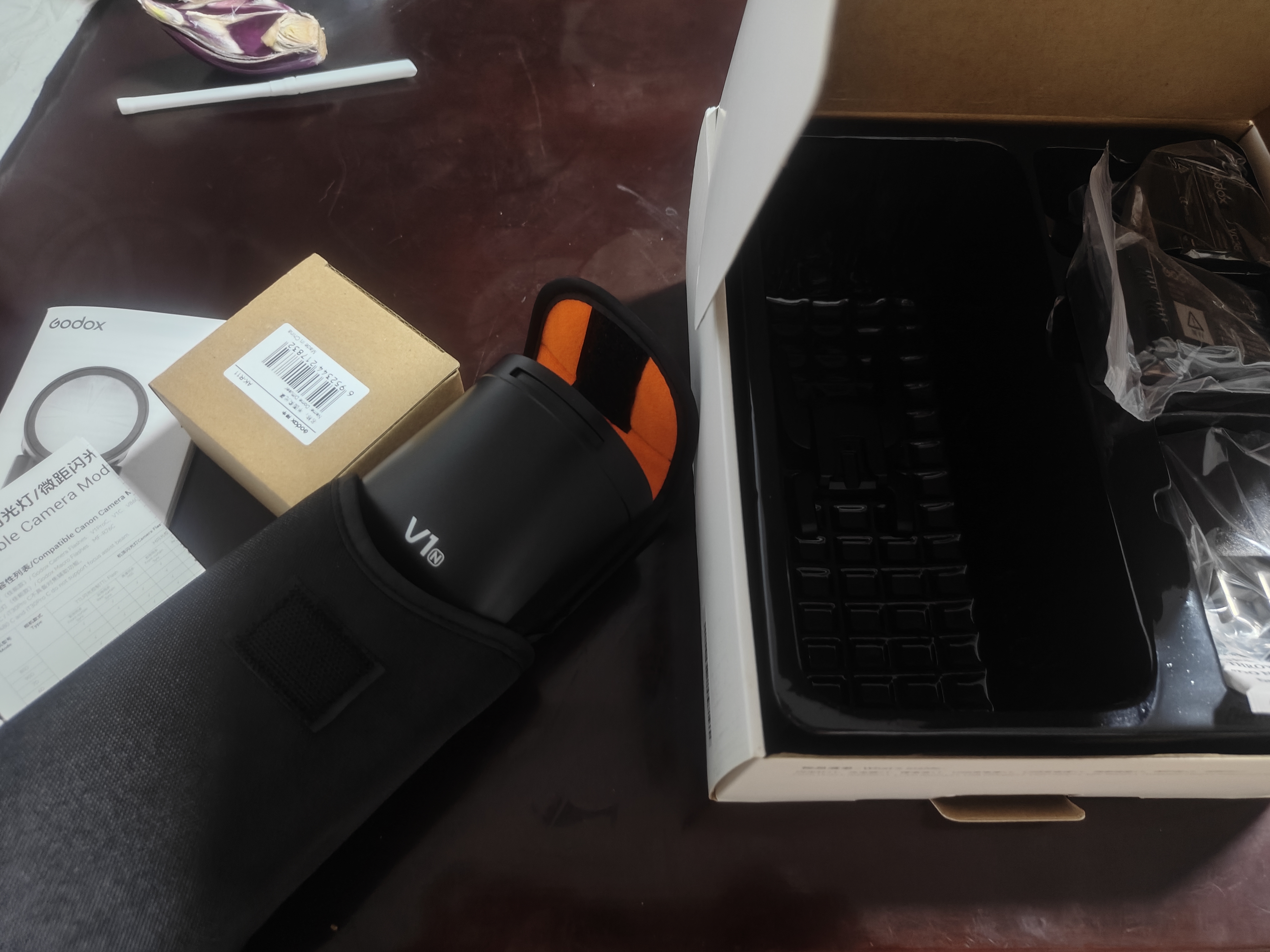 神牛 闪光灯 v1 机顶闪光灯 外拍灯 口袋灯便携摄影高速TTL锂电 机顶热靴灯 V1闪光灯+半圆柔光罩 适配尼康 实拍图