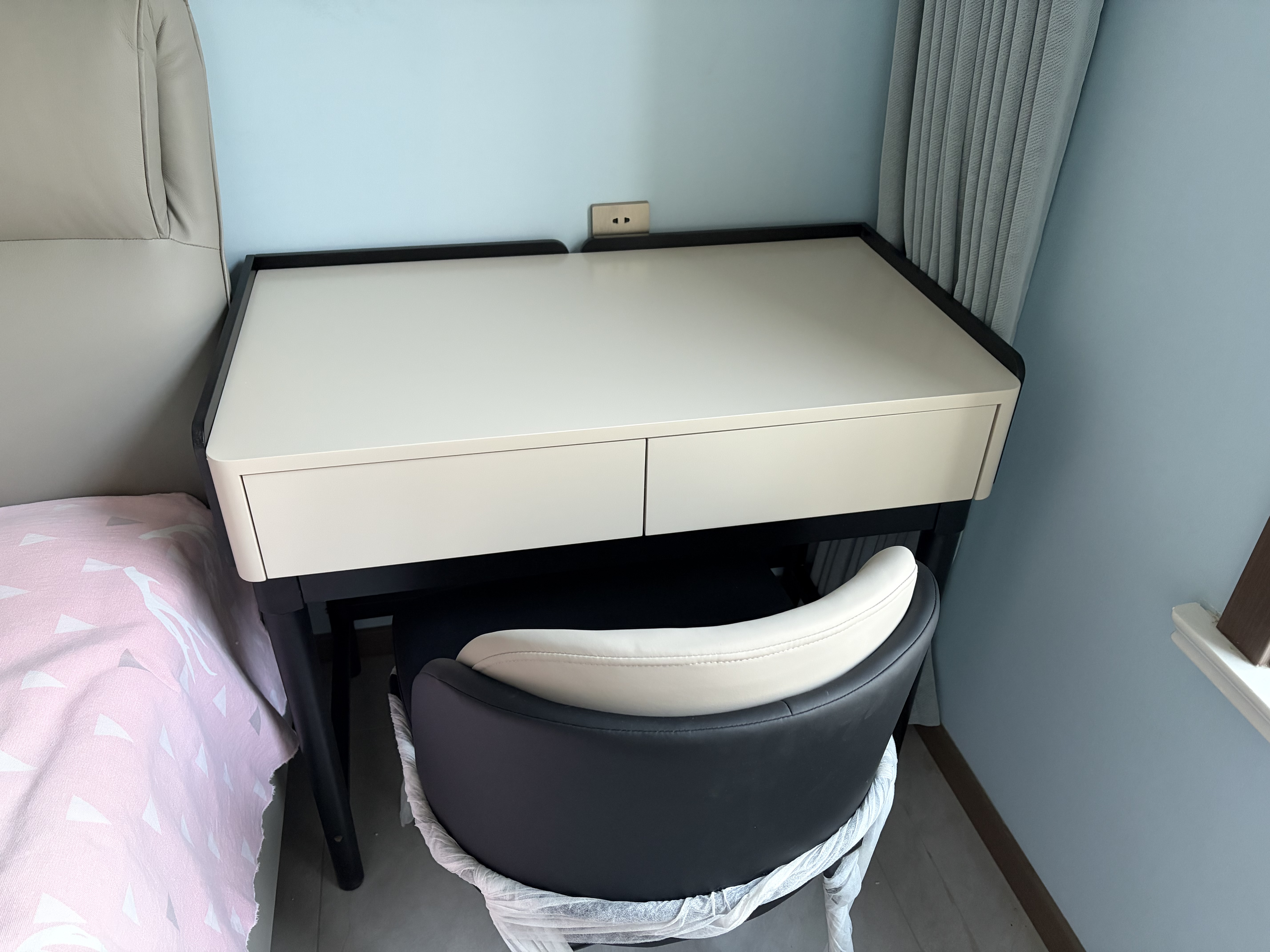 拾家（HOME COLLECTOR）现代简约实木书桌家用书房儿童学习电脑桌子卧室床边化妆桌梳妆台 0.9米书桌-米杏灰色 书桌+靠背椅组合 实拍图
